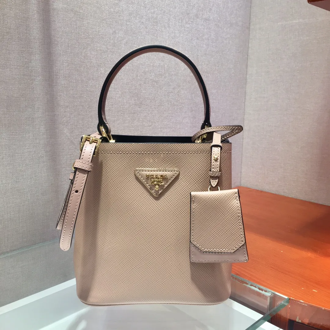 💰1700🔆Exclusive first release🔆1BA217 mini size💋Original item🤙🤙Made of imported Saffiano leather material, removable shoulder strap, leather nameplate and metal logo complement each other. Leather-covered central pocket with magnetic buckle. Saffiano leather triangle logo. Contrast color nappa leather lining. This Double handbag has an elegant style, eye-catching and unique. It is also a popular style🙋🏻🙋🏻Length 17x Height 18X Bottom 10.5cm