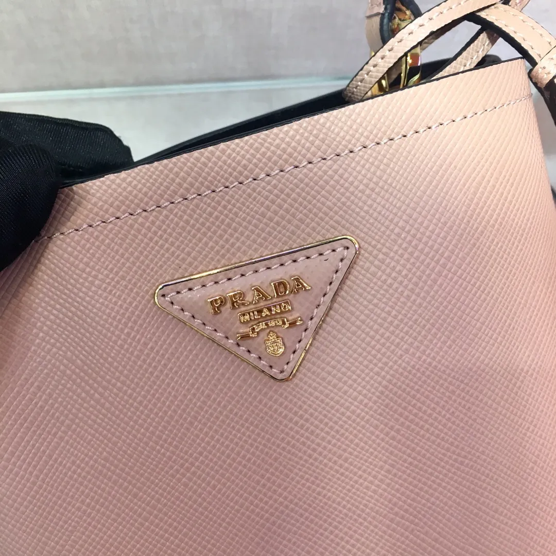 💰1700🔆Exclusive first release🔆1BA217 mini size💋Original item🤙🤙Made of imported Saffiano leather material, removable shoulder strap, leather nameplate and metal logo complement each other. Leather-covered central pocket with magnetic buckle. Saffiano leather triangle logo. Contrast color nappa leather lining. This Double handbag has an elegant style, eye-catching and unique. It is also a popular style🙋🏻🙋🏻Length 17x Height 18X Bottom 10.5cm
