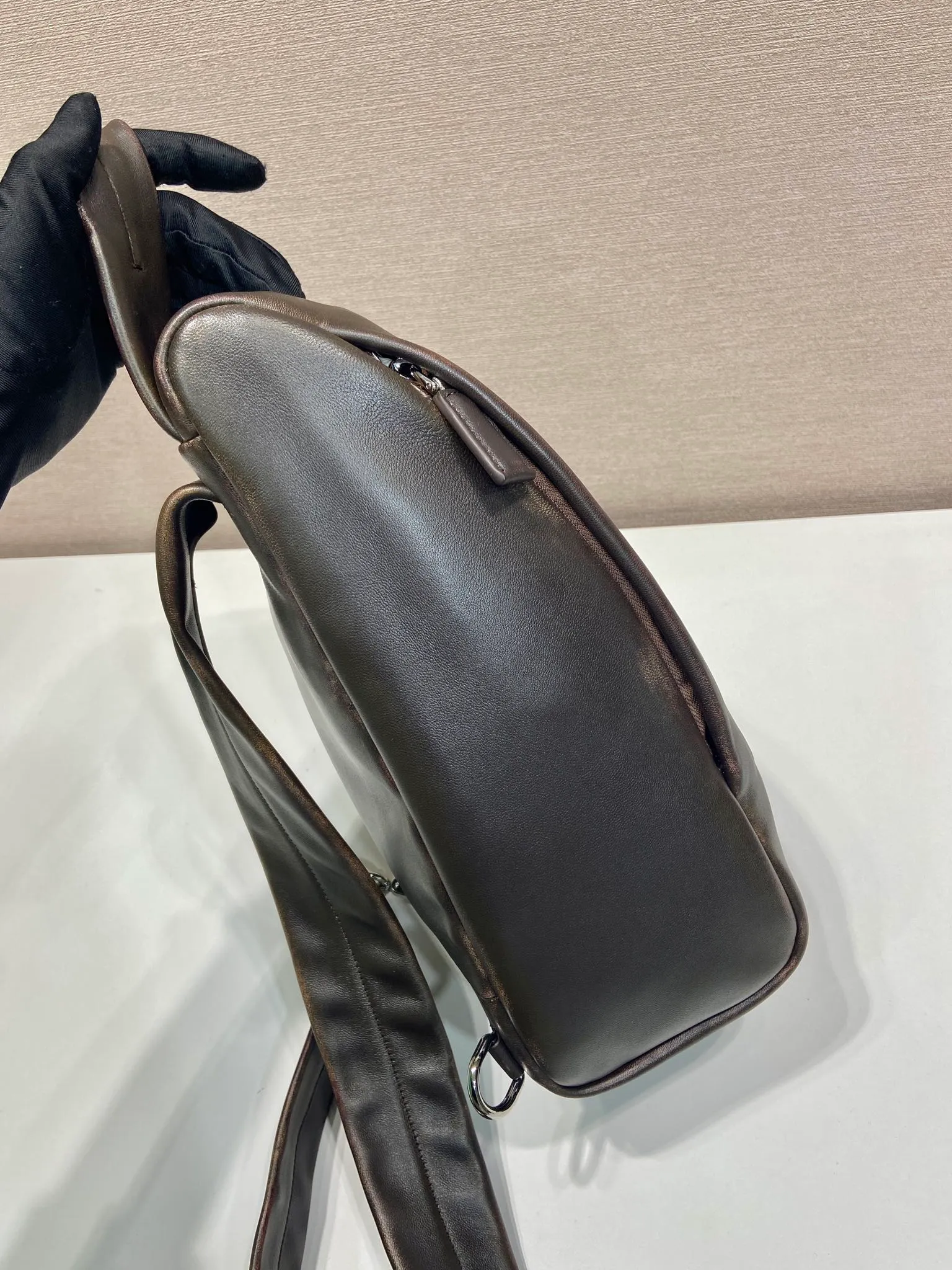 💰1560🎉New chest bag🎉2VZ114 distressed leather🎉🎉 This chest bag is designed with artisan craftsmanship, using soft leather with an distressed effect to interpret the modernist geometric shape. The interior is made of sheepskin, and the letter logo shows your identity. The one-shoulder version combines sports functionality with contemporary sophistication. Pulls on both sides to open and close, babies, hurry up and get it🎉🎉 Length 18x Height 32x Bottom 11cm🎉🎉🎉💰💰💰