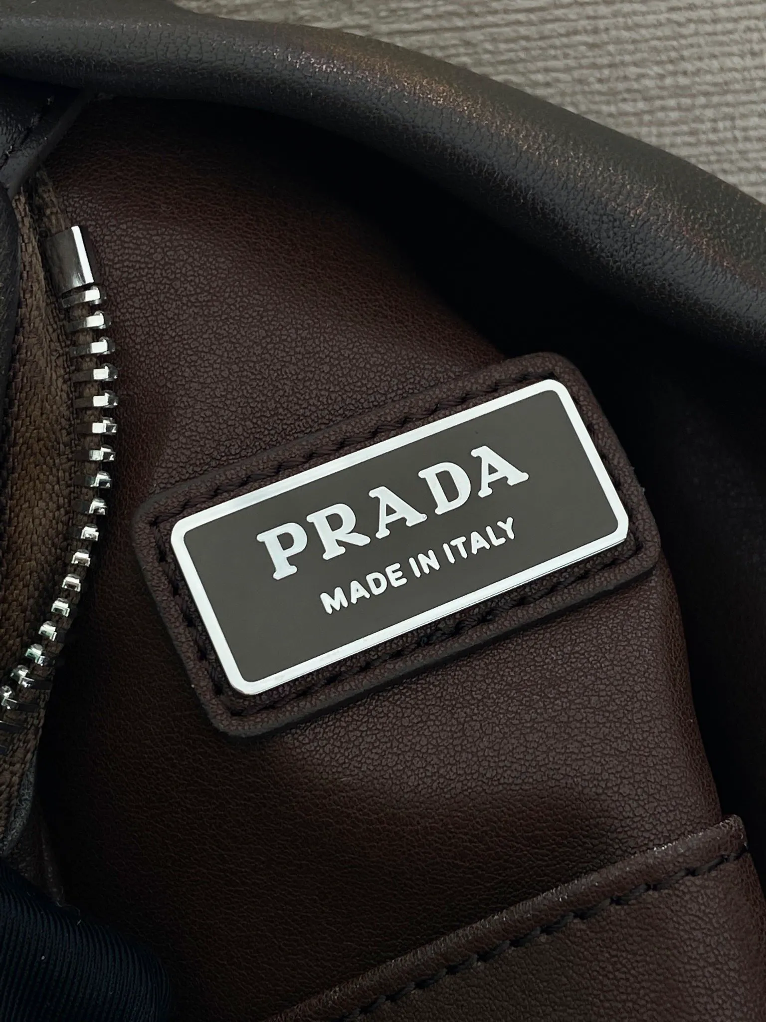 💰1560🎉New chest bag🎉2VZ114 distressed leather🎉🎉 This chest bag is designed with artisan craftsmanship, using soft leather with an distressed effect to interpret the modernist geometric shape. The interior is made of sheepskin, and the letter logo shows your identity. The one-shoulder version combines sports functionality with contemporary sophistication. Pulls on both sides to open and close, babies, hurry up and get it🎉🎉 Length 18x Height 32x Bottom 11cm🎉🎉🎉💰💰💰
