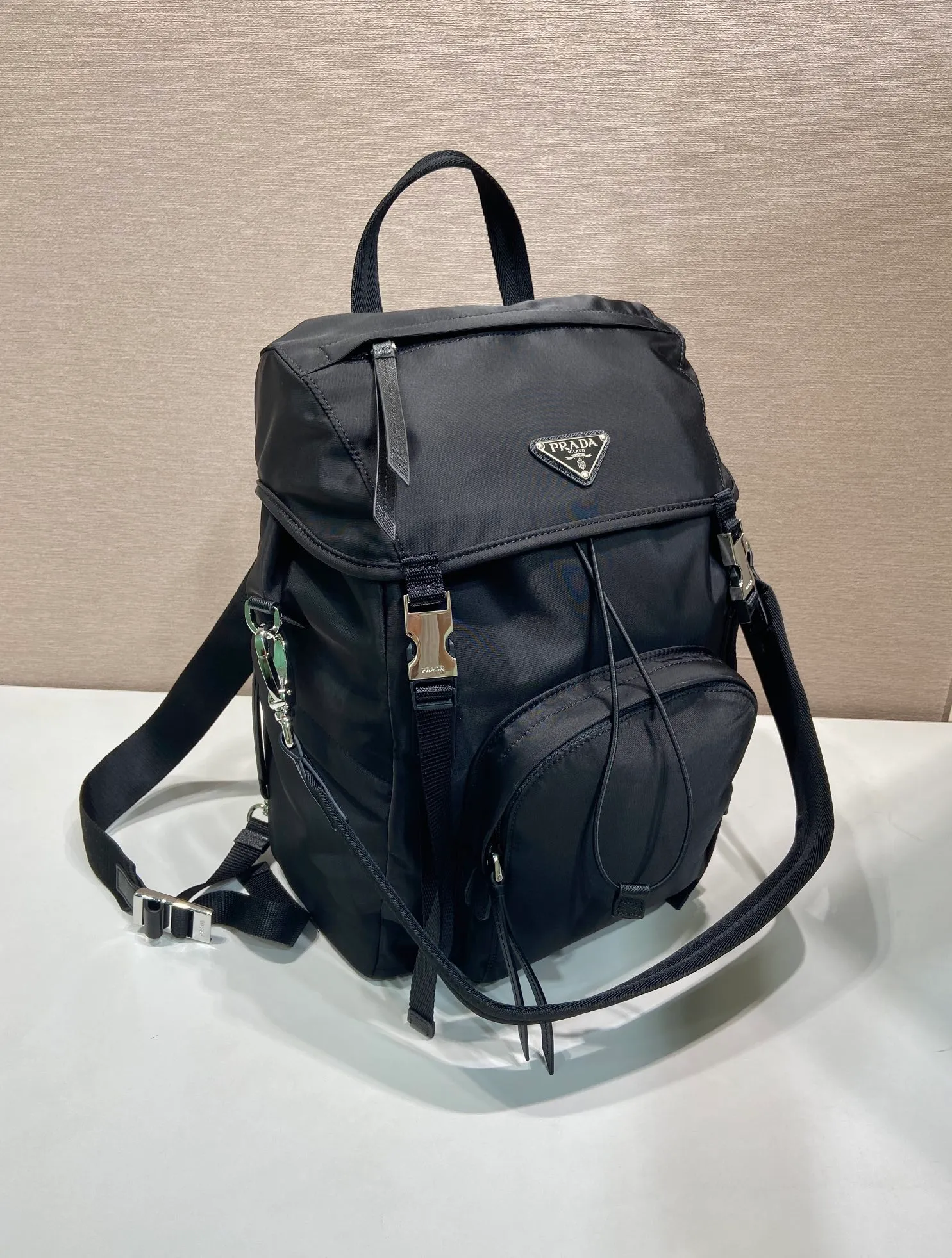 💰1360🎉New Backpack🎉1BZ039 Double Shoulder Strap🎉🎉 Made from Re-Nylon, this modern and functional backpack has a wide yet lightweight silhouette and technical details. The outdoor spirit of the design is combined with a versatile urban style. It has a detachable short shoulder strap, metal hardware on the flap and zipper pockets on the side, and a large capacity. It is also a popular style that will never go out of style and is suitable for both men and women. Hurry up and get it🎉🎉 Length 25x Height 34.5x Bottom 15.5cm🎉🎉🎉💰💰💰