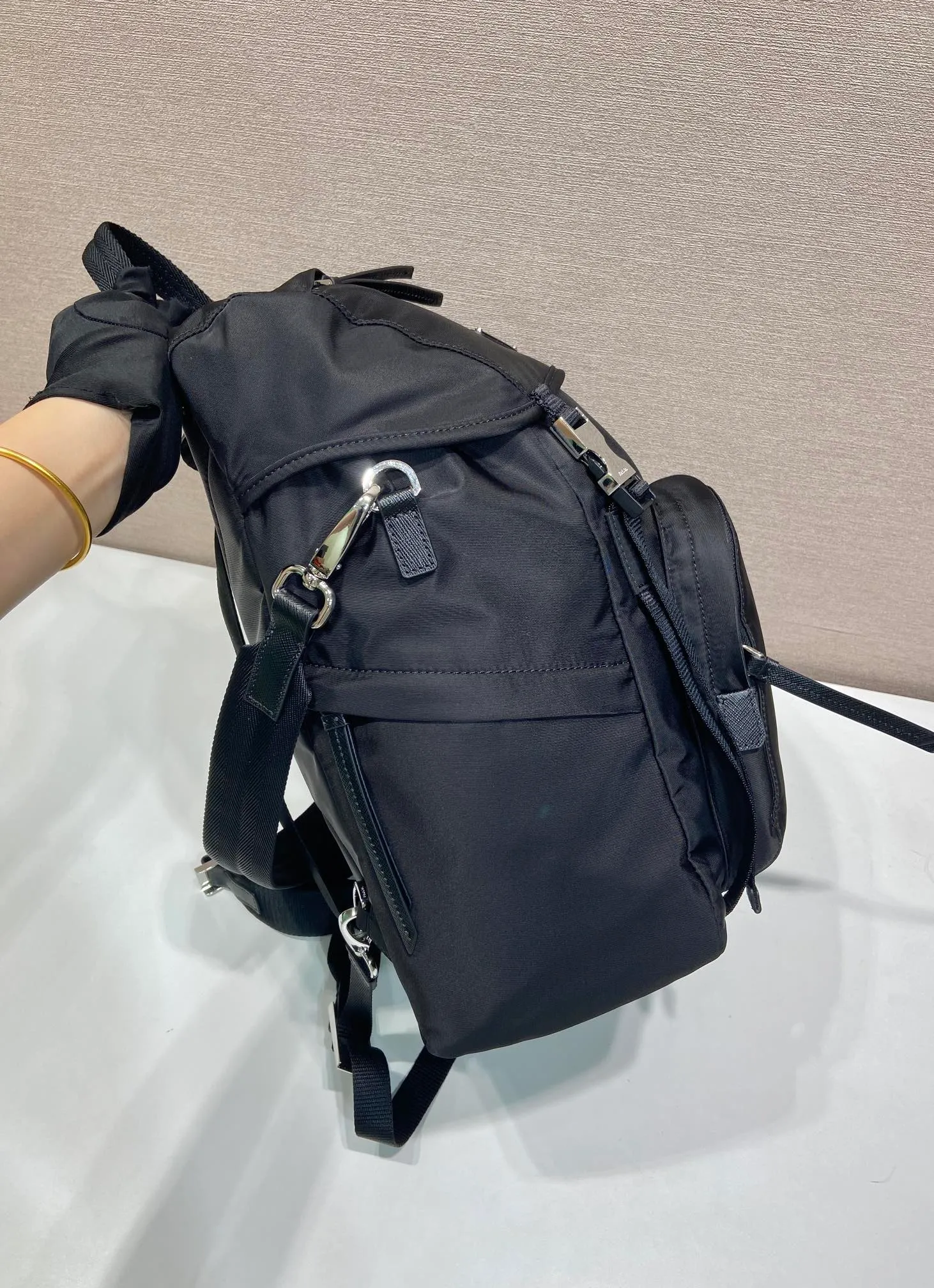 💰1360🎉New Backpack🎉1BZ039 Double Shoulder Strap🎉🎉 Made from Re-Nylon, this modern and functional backpack has a wide yet lightweight silhouette and technical details. The outdoor spirit of the design is combined with a versatile urban style. It has a detachable short shoulder strap, metal hardware on the flap and zipper pockets on the side, and a large capacity. It is also a popular style that will never go out of style and is suitable for both men and women. Hurry up and get it🎉🎉 Length 25x Height 34.5x Bottom 15.5cm🎉🎉🎉💰💰💰