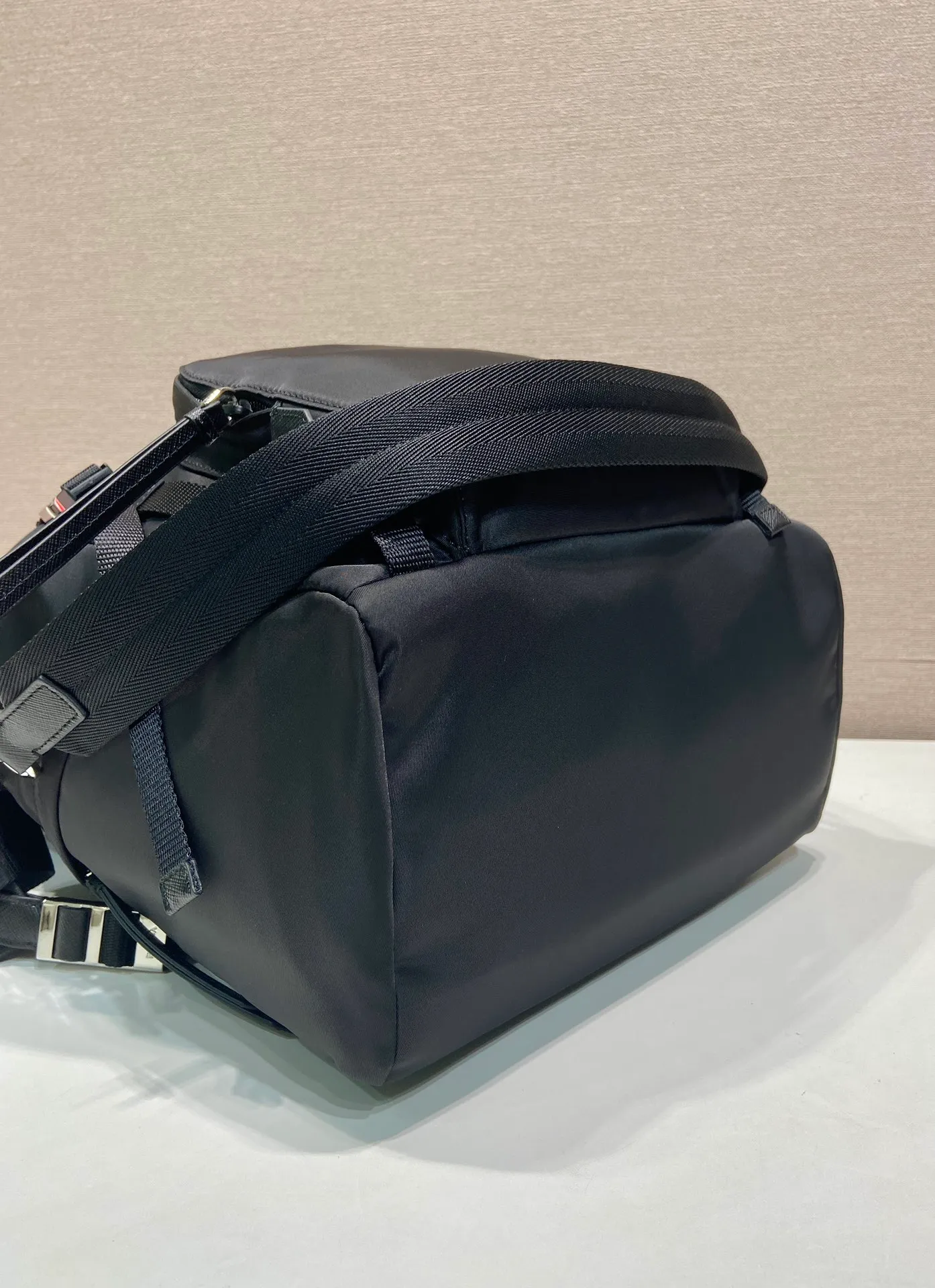 💰1360🎉New Backpack🎉1BZ039 Double Shoulder Strap🎉🎉 Made from Re-Nylon, this modern and functional backpack has a wide yet lightweight silhouette and technical details. The outdoor spirit of the design is combined with a versatile urban style. It has a detachable short shoulder strap, metal hardware on the flap and zipper pockets on the side, and a large capacity. It is also a popular style that will never go out of style and is suitable for both men and women. Hurry up and get it🎉🎉 Length 25x Height 34.5x Bottom 15.5cm🎉🎉🎉💰💰💰