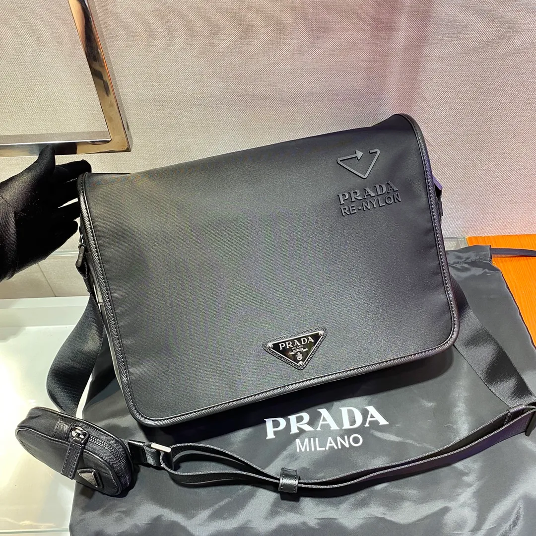 💰1260🎉New messenger bag🎉2VD039 This shoulder bag is made of innovative regenerated nylon fabric, interpreting a compact and functional design. Premium gunmetal hardware🎉🎉Flip closure, back zipper pocket and two side zipper pockets are unique. The adjustable shoulder strap and removable pouch are a thoughtful detail. The only feature of this product🎉🎉has an environmentally friendly plastic label/environmental-friendly wash water label/environmental-friendly non-woven bag🙊🙊 is particularly unique and is also a symbol of environmental protection in 2021😘😘Men, hurry up and get it🎉🎉 Length 33x Height 24x Bottom 8cm