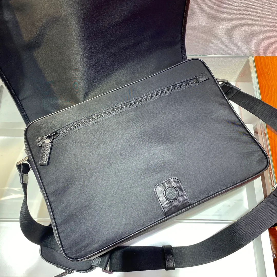 💰1260🎉New messenger bag🎉2VD039 This shoulder bag is made of innovative regenerated nylon fabric, interpreting a compact and functional design. Premium gunmetal hardware🎉🎉Flip closure, back zipper pocket and two side zipper pockets are unique. The adjustable shoulder strap and removable pouch are a thoughtful detail. The only feature of this product🎉🎉has an environmentally friendly plastic label/environmental-friendly wash water label/environmental-friendly non-woven bag🙊🙊 is particularly unique and is also a symbol of environmental protection in 2021😘😘Men, hurry up and get it🎉🎉 Length 33x Height 24x Bottom 8cm