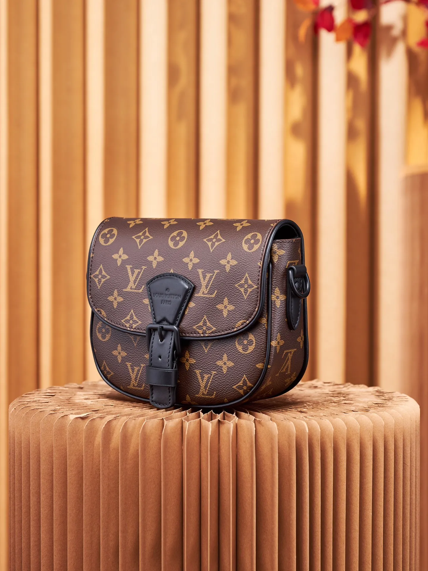 P¥700👉nfc dynamic chip version👈【Top inspection-free all-steel hardware】This Montsouris small messenger bag is made of Monogram Macassar coated canvas to create ample space, making it a perfect choice for daily travel. The retro structure and leather shoulder strap can also be easily worn in formal occasions. Monogram Macassar coated canvas - cow leather trim - fabric lining - metal hardware - main compartment - magnetic flap closure - interior patch pocket - shoulder strap: removable and adjustable! ! Model: M47060; Size: 20x17x7CM