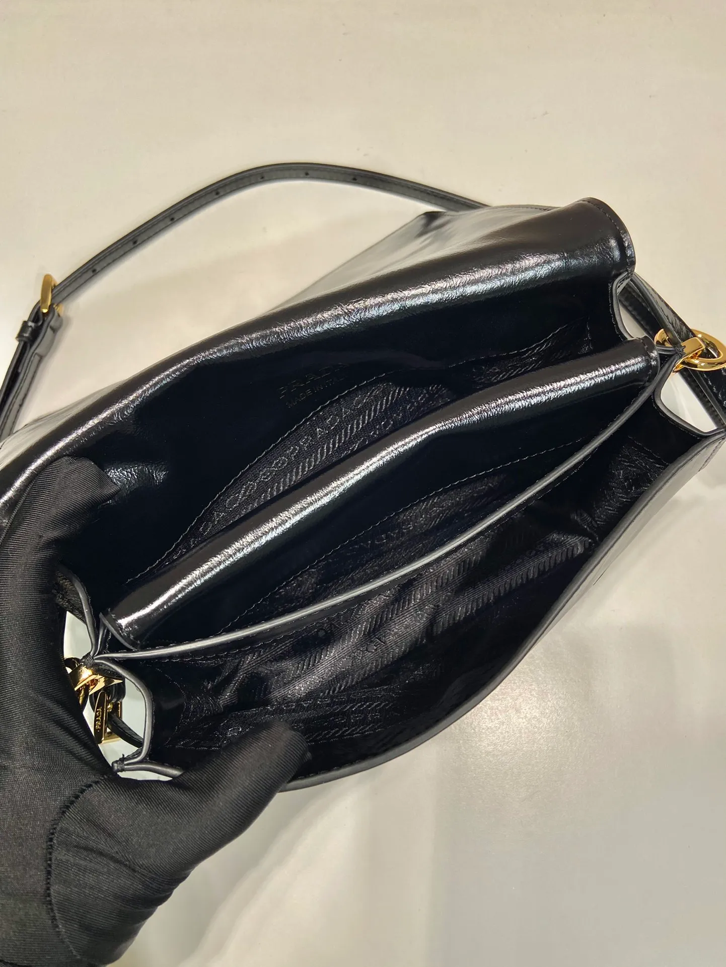 💰1500🎉Oil wax leather messenger bag🎉1BD082🎉🎉 This messenger bag is made of imported oil wax leather. The shiny color exudes a classic atmosphere. It is equipped with a detachable and adjustable long shoulder strap, which can be carried on the shoulder or crossbody. It has a large capacity and is easy to use. It is definitely a must-have for fashionistas. Hurry up and take this retro style flip messenger bag home! Length 23 height 15x base 8.5cm🎉🎉🎉👏👏👏