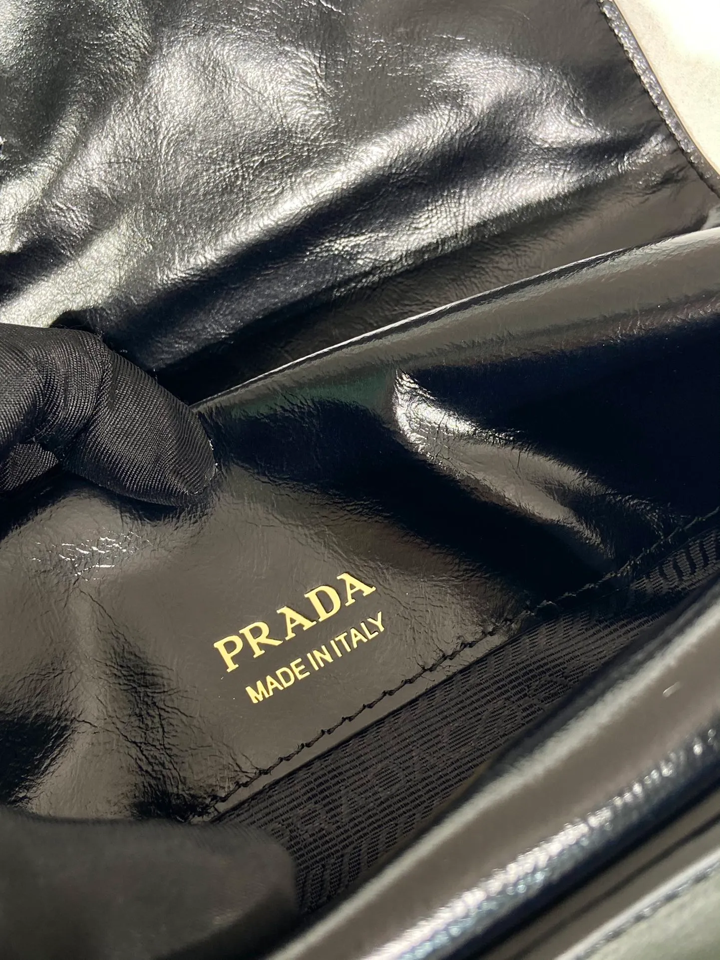 💰1500🎉Oil wax leather messenger bag🎉1BD082🎉🎉 This messenger bag is made of imported oil wax leather. The shiny color exudes a classic atmosphere. It is equipped with a detachable and adjustable long shoulder strap, which can be carried on the shoulder or crossbody. It has a large capacity and is easy to use. It is definitely a must-have for fashionistas. Hurry up and take this retro style flip messenger bag home! Length 23 height 15x base 8.5cm🎉🎉🎉👏👏👏