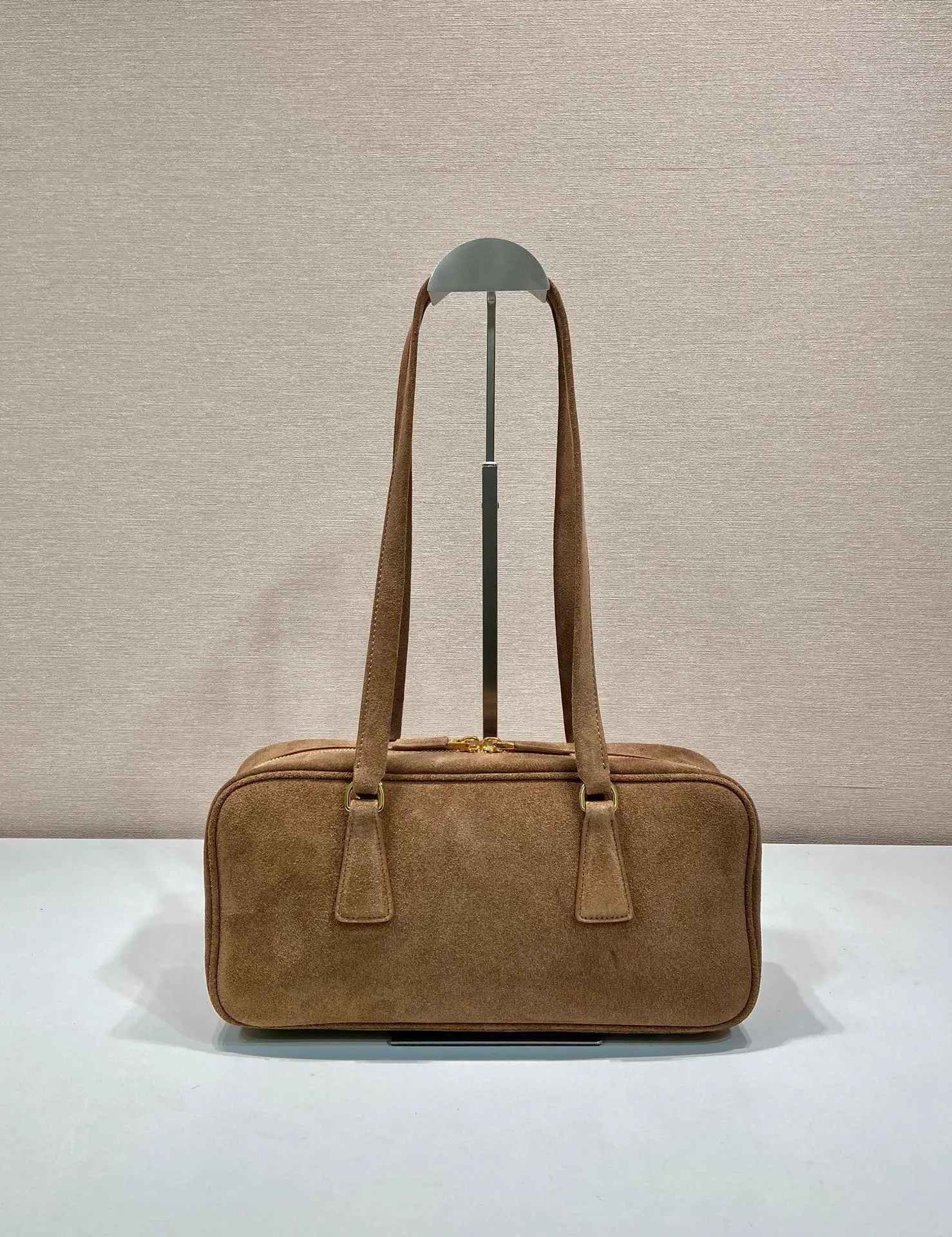 💰1400🎉New second-hand bag🎉1BB116 suede leather🎉🎉 This second-hand bag is made of imported suede leather (nubuck leather) and top-grade hardware. The shoulder strap is a long shoulder design, which is very fashionable and unique. The bag opening is zipped and has a large capacity. The upper body effect is very fashionable and worth owning, hurry up and get it🎉🎉Length 30x Height 14x Bottom 8.5cm🎉🎉🎉👏👏👏