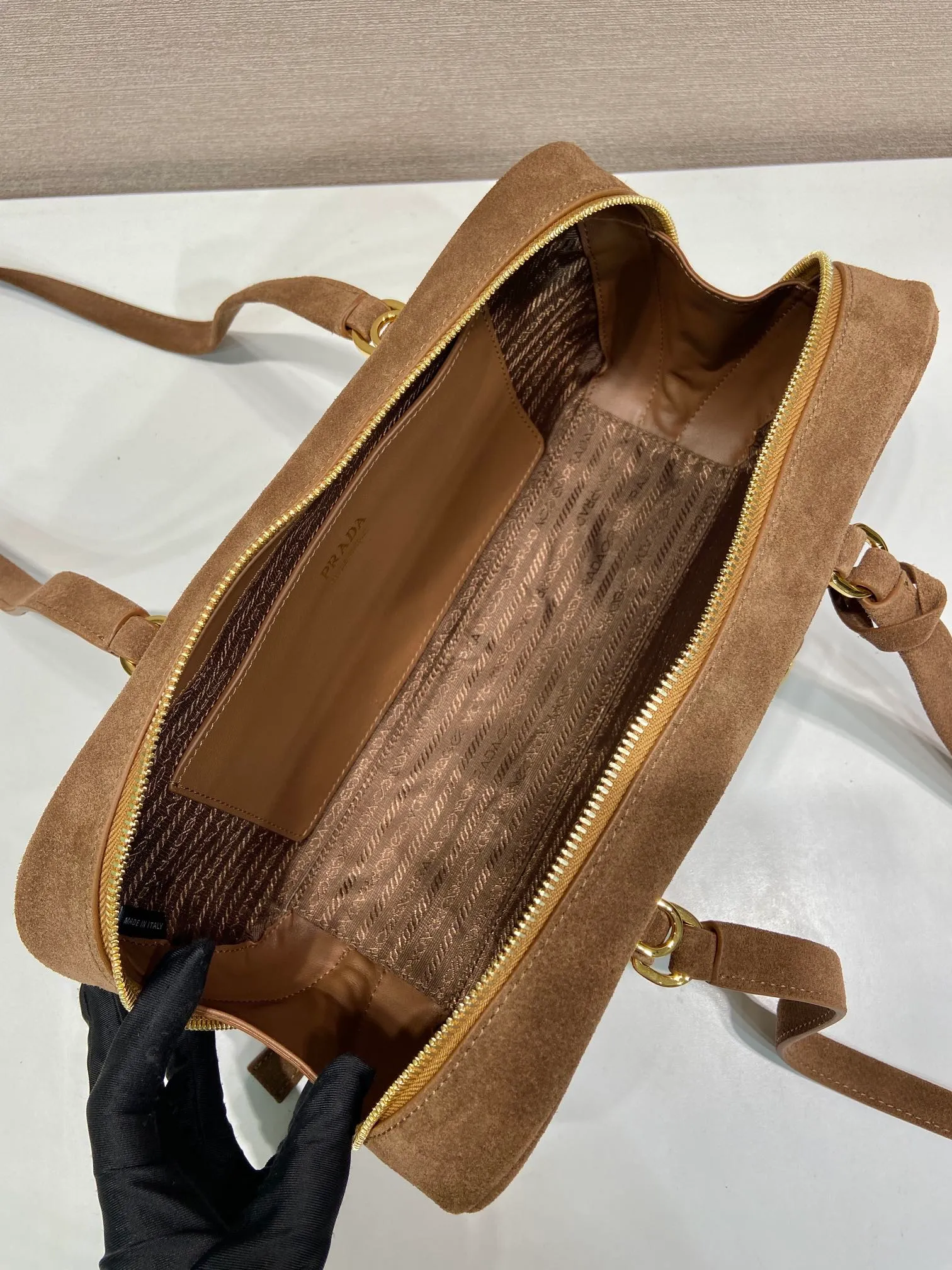 💰1400🎉New second-hand bag🎉1BB116 suede leather🎉🎉 This second-hand bag is made of imported suede leather (nubuck leather) and top-grade hardware. The shoulder strap is a long shoulder design, which is very fashionable and unique. The bag opening is zipped and has a large capacity. The upper body effect is very fashionable and worth owning, hurry up and get it🎉🎉Length 30x Height 14x Bottom 8.5cm🎉🎉🎉👏👏👏
