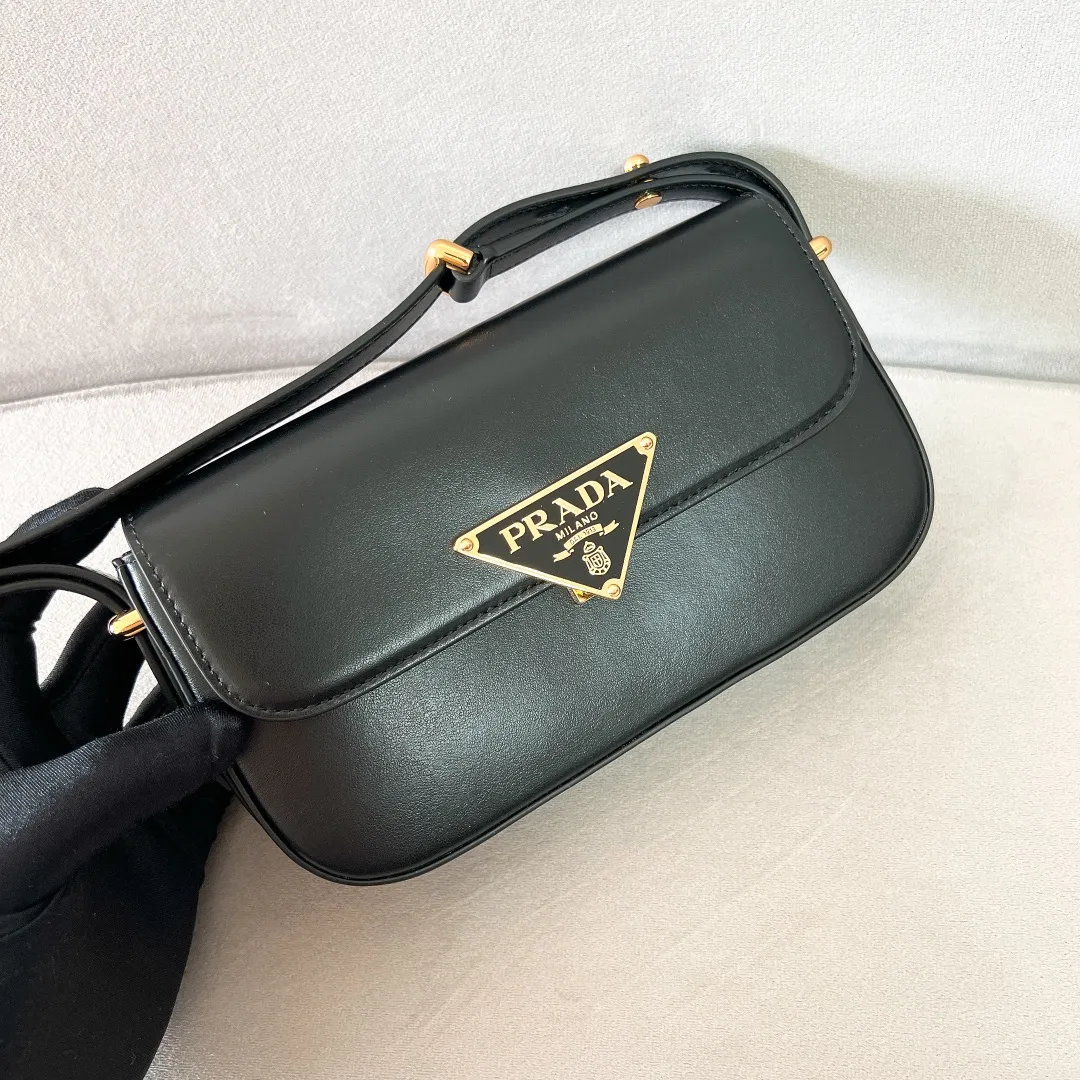 💰1440✨New product launch✨2023 new series shoulder bag 1BD339 is made of exquisite calfskin and is equipped with the iconic triangular logo decorative lock. The shoulder strap is adjustable and can be carried under the armpit or on one shoulder. The overall style of the bag is simple and the lines are elegant. Fashion and retro style are combined. The inner compartment capacity is also great. It is a new fashion trendsetter that combines retro fashion and practicality😘 Size 20.5*10.5*4 black