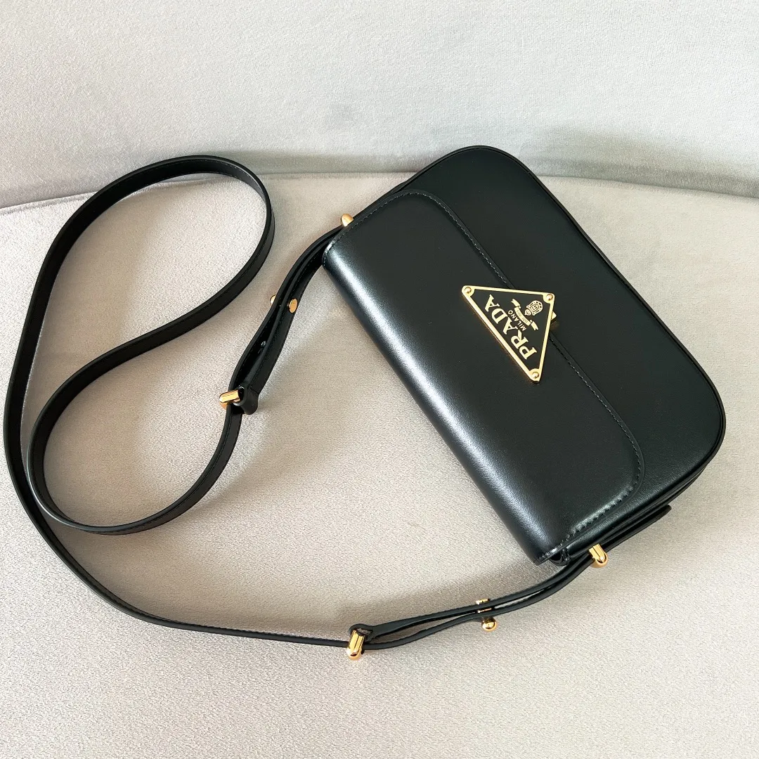 💰1440✨New product launch✨2023 new series shoulder bag 1BD339 is made of exquisite calfskin and is equipped with the iconic triangular logo decorative lock. The shoulder strap is adjustable and can be carried under the armpit or on one shoulder. The overall style of the bag is simple and the lines are elegant. Fashion and retro style are combined. The inner compartment capacity is also great. It is a new fashion trendsetter that combines retro fashion and practicality😘 Size 20.5*10.5*4 black