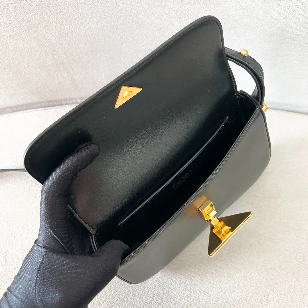 💰1440✨New product launch✨2023 new series shoulder bag 1BD339 is made of exquisite calfskin and is equipped with the iconic triangular logo decorative lock. The shoulder strap is adjustable and can be carried under the armpit or on one shoulder. The overall style of the bag is simple and the lines are elegant. Fashion and retro style are combined. The inner compartment capacity is also great. It is a new fashion trendsetter that combines retro fashion and practicality😘 Size 20.5*10.5*4 black