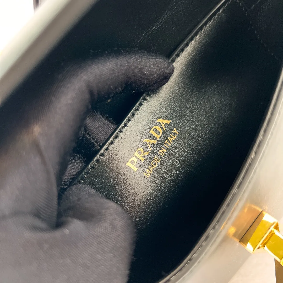 💰1440✨New product launch✨2023 new series shoulder bag 1BD339 is made of exquisite calfskin and is equipped with the iconic triangular logo decorative lock. The shoulder strap is adjustable and can be carried under the armpit or on one shoulder. The overall style of the bag is simple and the lines are elegant. Fashion and retro style are combined. The inner compartment capacity is also great. It is a new fashion trendsetter that combines retro fashion and practicality😘 Size 20.5*10.5*4 black