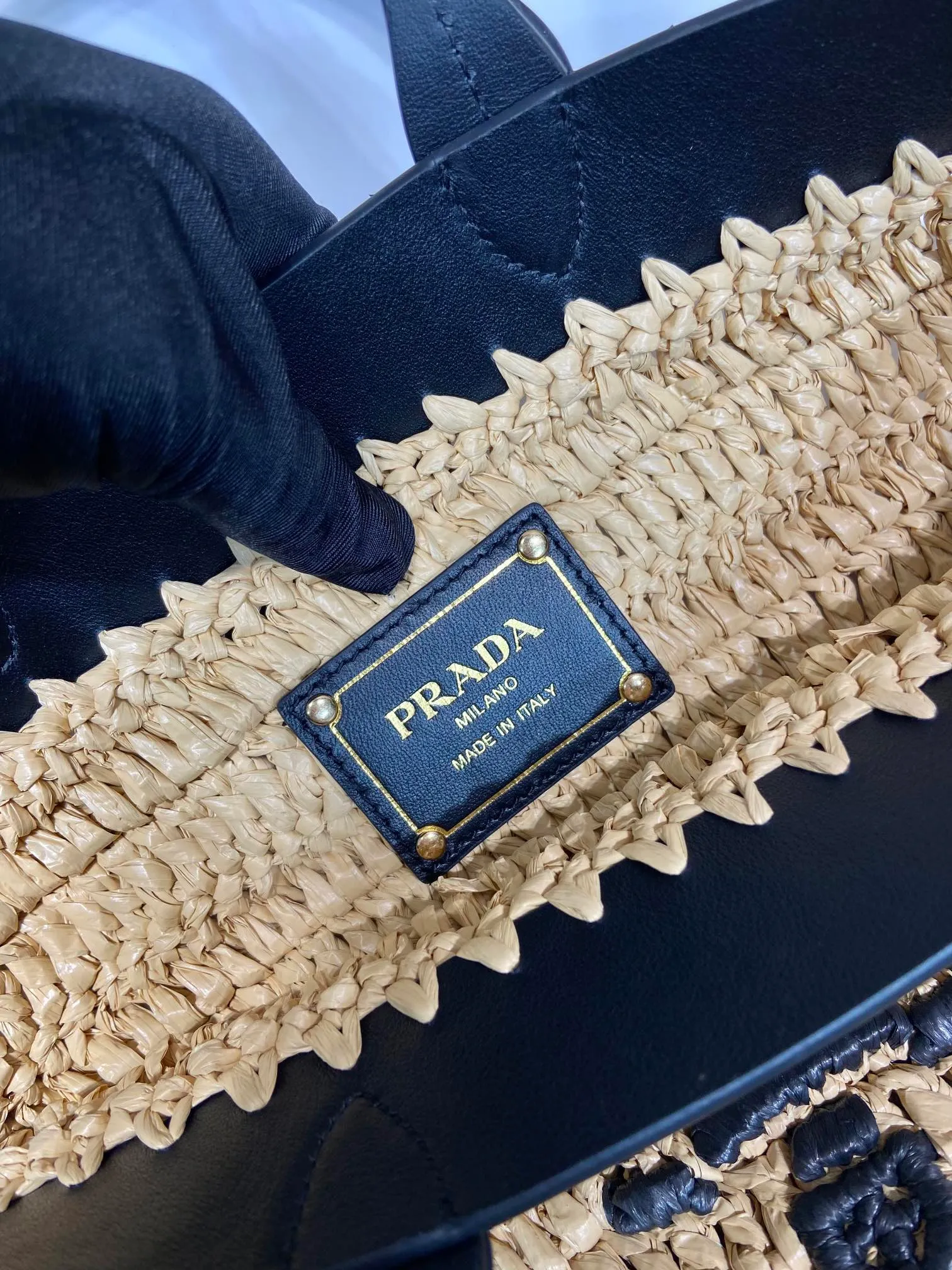 💰1360🎉New woven tote bag🎉1BG501 small🎉🎉 This modern and sophisticated tote bag combines crochet craftsmanship and leather details to create a summer atmosphere. Double handle style, can be used as a handbag or shoulder bag, with a contrasting embroidered letter logo on the front for added recognition. Large capacity, stylish, casual and elegant👏👏A must-have for summer, get it now🎉🎉 Length 21 height 216x base 10cm🎉🎉🎉👏👏 👏
