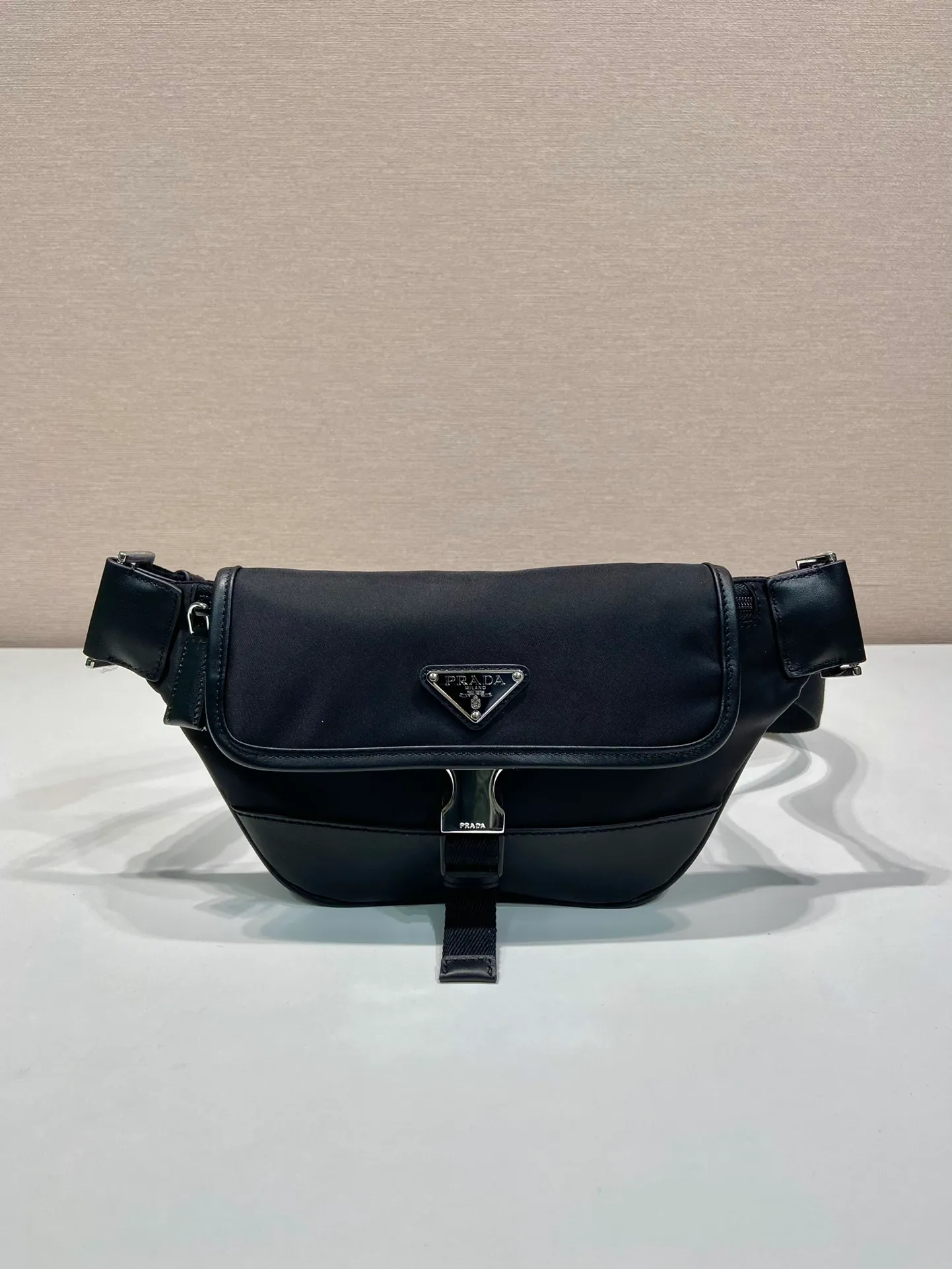 💰960🎉New waist bag🎉2VH176🎉🎉 This versatile and fashionable shoulder bag is made of imported nylon material. The compact style is embellished with leather trim, details such as side buckles are refined and practical, and the adjustable shoulder strap makes it easy to wear cross-body. The enameled triangular metal logo highlights the brand's classic character. It can be used as a chest bag or a waist bag. The upper body effect is very cool, lightweight and practical. Hurry up and get it🎉🎉 Length 18x height 15x bottom 5cm