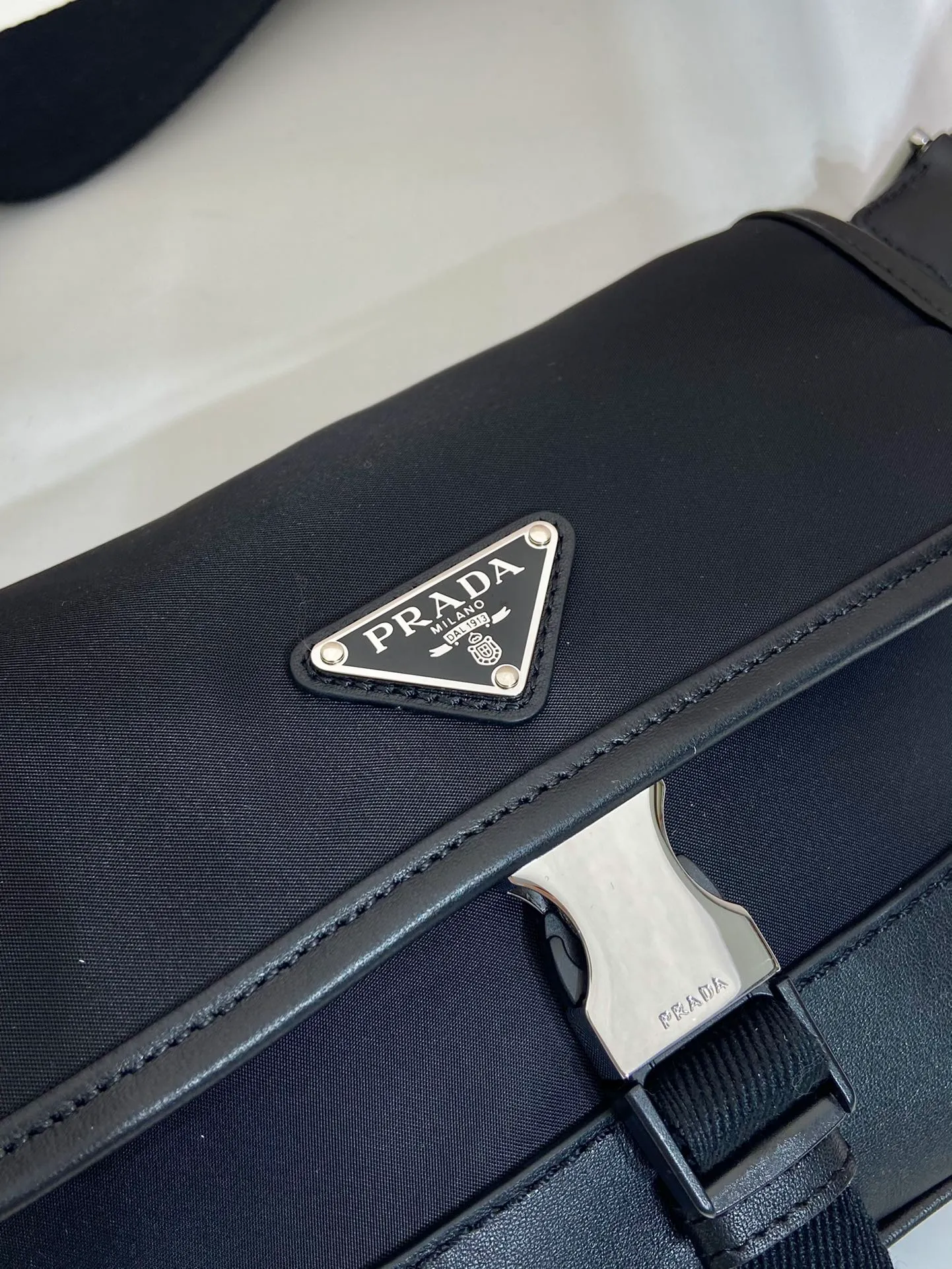 💰960🎉New waist bag🎉2VH176🎉🎉 This versatile and fashionable shoulder bag is made of imported nylon material. The compact style is embellished with leather trim, details such as side buckles are refined and practical, and the adjustable shoulder strap makes it easy to wear cross-body. The enameled triangular metal logo highlights the brand's classic character. It can be used as a chest bag or a waist bag. The upper body effect is very cool, lightweight and practical. Hurry up and get it🎉🎉 Length 18x height 15x bottom 5cm