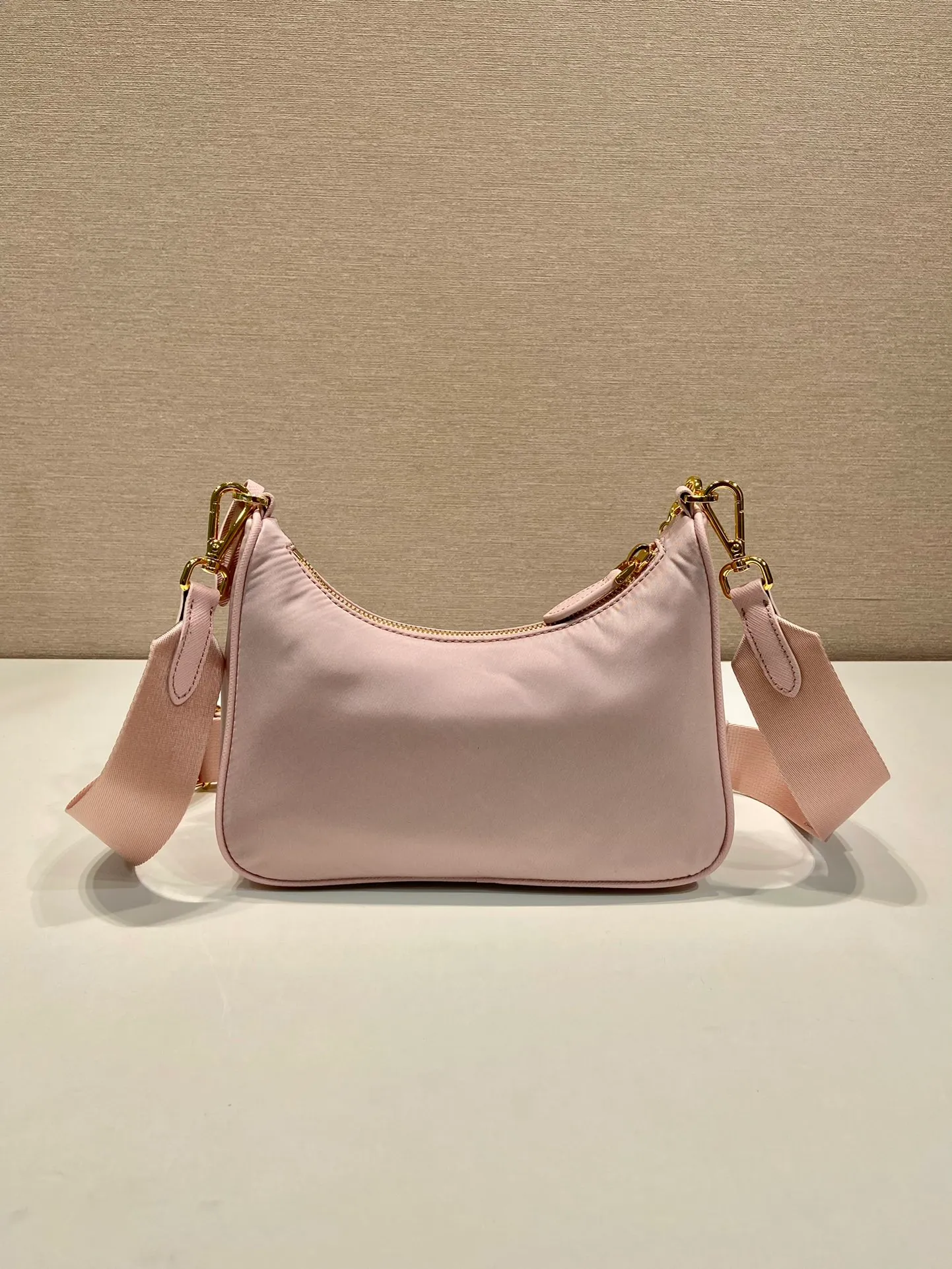 💰1000🎉Hot-selling gold hardware🎉🎉New 1BH204 gold hardware, nylon Hobo handbag/armpit bag😘😘Hobo, a group of Internet celebrity sisters who are crazy about planting and popular in the fashion circle, has a new model! 👏👏The design of this Hobo bag is great👍👍One bag with three uses😘😘waist bag/crossbody/single shoulder bag👍👍The handle is replaced by a gold chain, which makes the armpit bag more sexy. It also has a long shoulder strap. What I love most is that the shoulder strap also has a small pendant (small bag), which can also be hung on other bags and pants as accessories. 🙊🙊There is no problem in matching various clothes in normal times😘😘Babies, hurry up and get it, it’s so beautiful🙊🙊Dimensions: Length 22X Height 12x Bottom 6cm👏👏👏💰💰💰