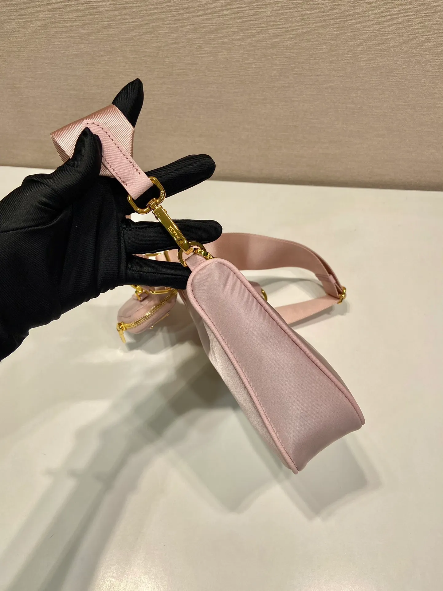 💰1000🎉Hot-selling gold hardware🎉🎉New 1BH204 gold hardware, nylon Hobo handbag/armpit bag😘😘Hobo, a group of Internet celebrity sisters who are crazy about planting and popular in the fashion circle, has a new model! 👏👏The design of this Hobo bag is great👍👍One bag with three uses😘😘waist bag/crossbody/single shoulder bag👍👍The handle is replaced by a gold chain, which makes the armpit bag more sexy. It also has a long shoulder strap. What I love most is that the shoulder strap also has a small pendant (small bag), which can also be hung on other bags and pants as accessories. 🙊🙊There is no problem in matching various clothes in normal times😘😘Babies, hurry up and get it, it’s so beautiful🙊🙊Dimensions: Length 22X Height 12x Bottom 6cm👏👏👏💰💰💰