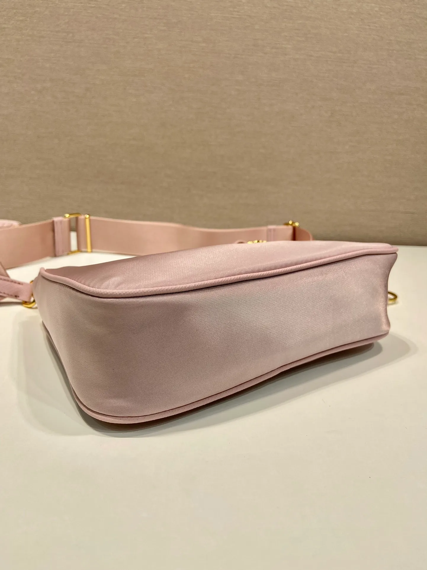 💰1000🎉Hot-selling gold hardware🎉🎉New 1BH204 gold hardware, nylon Hobo handbag/armpit bag😘😘Hobo, a group of Internet celebrity sisters who are crazy about planting and popular in the fashion circle, has a new model! 👏👏The design of this Hobo bag is great👍👍One bag with three uses😘😘waist bag/crossbody/single shoulder bag👍👍The handle is replaced by a gold chain, which makes the armpit bag more sexy. It also has a long shoulder strap. What I love most is that the shoulder strap also has a small pendant (small bag), which can also be hung on other bags and pants as accessories. 🙊🙊There is no problem in matching various clothes in normal times😘😘Babies, hurry up and get it, it’s so beautiful🙊🙊Dimensions: Length 22X Height 12x Bottom 6cm👏👏👏💰💰💰