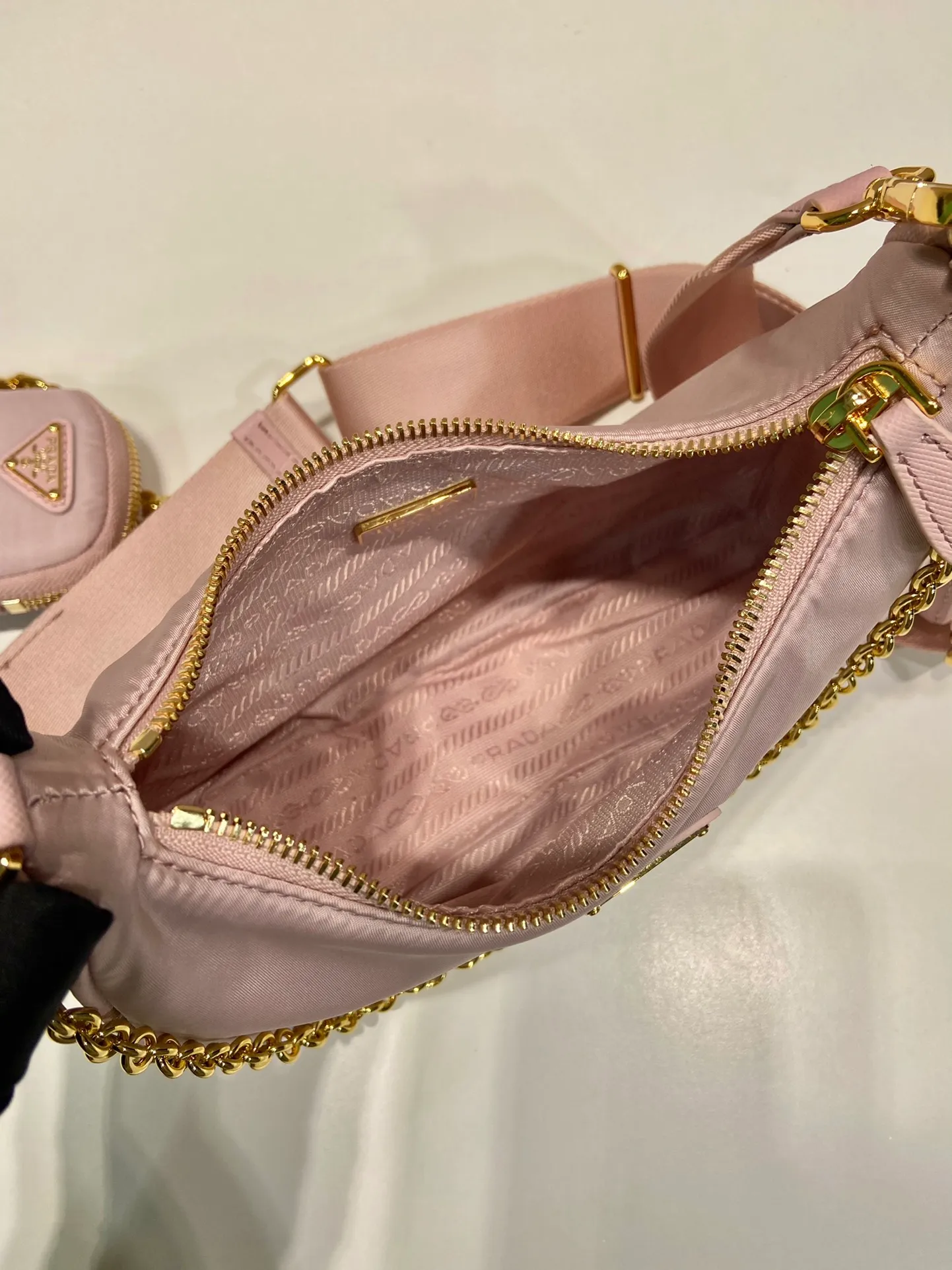 💰1000🎉Hot-selling gold hardware🎉🎉New 1BH204 gold hardware, nylon Hobo handbag/armpit bag😘😘Hobo, a group of Internet celebrity sisters who are crazy about planting and popular in the fashion circle, has a new model! 👏👏The design of this Hobo bag is great👍👍One bag with three uses😘😘waist bag/crossbody/single shoulder bag👍👍The handle is replaced by a gold chain, which makes the armpit bag more sexy. It also has a long shoulder strap. What I love most is that the shoulder strap also has a small pendant (small bag), which can also be hung on other bags and pants as accessories. 🙊🙊There is no problem in matching various clothes in normal times😘😘Babies, hurry up and get it, it’s so beautiful🙊🙊Dimensions: Length 22X Height 12x Bottom 6cm👏👏👏💰💰💰