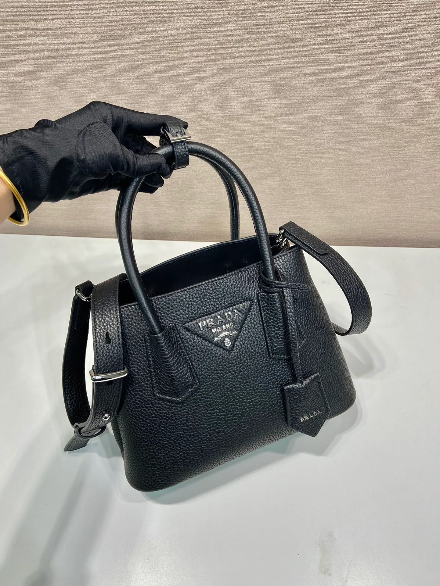 💰1900🎉New shopping bag🎉1BG443 deerskin pattern🎉🎉 This Double handbag is presented in a novel mini version, combining functionality and exquisite style. It is made of imported cowhide and deerskin texture new material, with imported lambskin inside. It feels super soft, top-grade hardware, and the detachable shoulder strap is suitable for shoulder or cross-body wear. Simple and elegant, if you like babies, hurry up and get it🎉🎉 Length 25x Height 18.5x Bottom 12.5cm