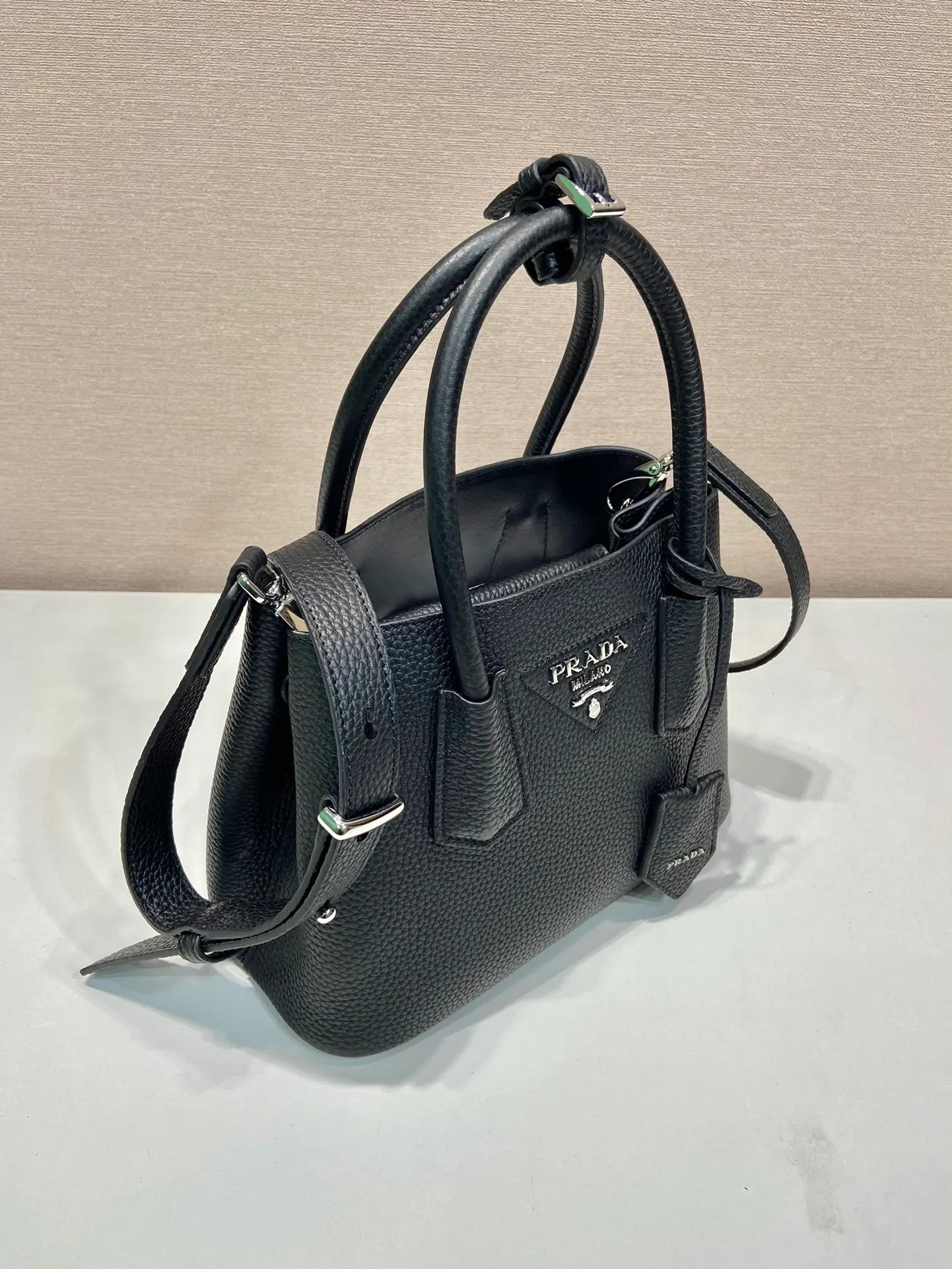 💰1900🎉New shopping bag🎉1BG443 deerskin pattern🎉🎉 This Double handbag is presented in a novel mini version, combining functionality and exquisite style. It is made of imported cowhide and deerskin texture new material, with imported lambskin inside. It feels super soft, top-grade hardware, and the detachable shoulder strap is suitable for shoulder or cross-body wear. Simple and elegant, if you like babies, hurry up and get it🎉🎉 Length 25x Height 18.5x Bottom 12.5cm