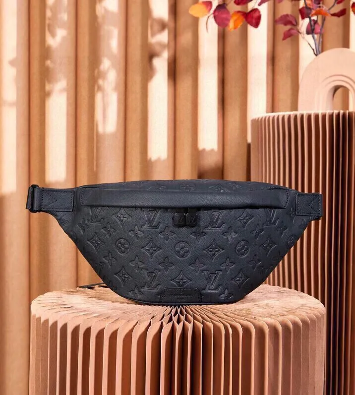 P¥900👉nfc dynamic chip version👈【Top inspection-free pure steel hardware】M46036 This Discovery waist bag is made of soft Monogram Shadow embossed cow leather, conveying a casual personality with retro touches. Front and rear zippered pockets provide easy access to your phone, keys and cards, and the adjustable waistband allows for shoulder or cross-body wear. Detailed features44 x 15 x 9 cm (length x height x width)