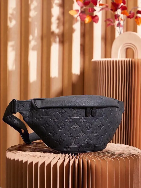 P¥900👉nfc dynamic chip version👈【Top inspection-free pure steel hardware】M46036 This Discovery waist bag is made of soft Monogram Shadow embossed cow leather, conveying a casual personality with retro touches. Front and rear zippered pockets provide easy access to your phone, keys and cards, and the adjustable waistband allows for shoulder or cross-body wear. Detailed features44 x 15 x 9 cm (length x height x width)