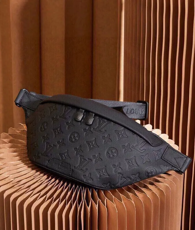 P¥900👉nfc dynamic chip version👈【Top inspection-free pure steel hardware】M46036 This Discovery waist bag is made of soft Monogram Shadow embossed cow leather, conveying a casual personality with retro touches. Front and rear zippered pockets provide easy access to your phone, keys and cards, and the adjustable waistband allows for shoulder or cross-body wear. Detailed features44 x 15 x 9 cm (length x height x width)