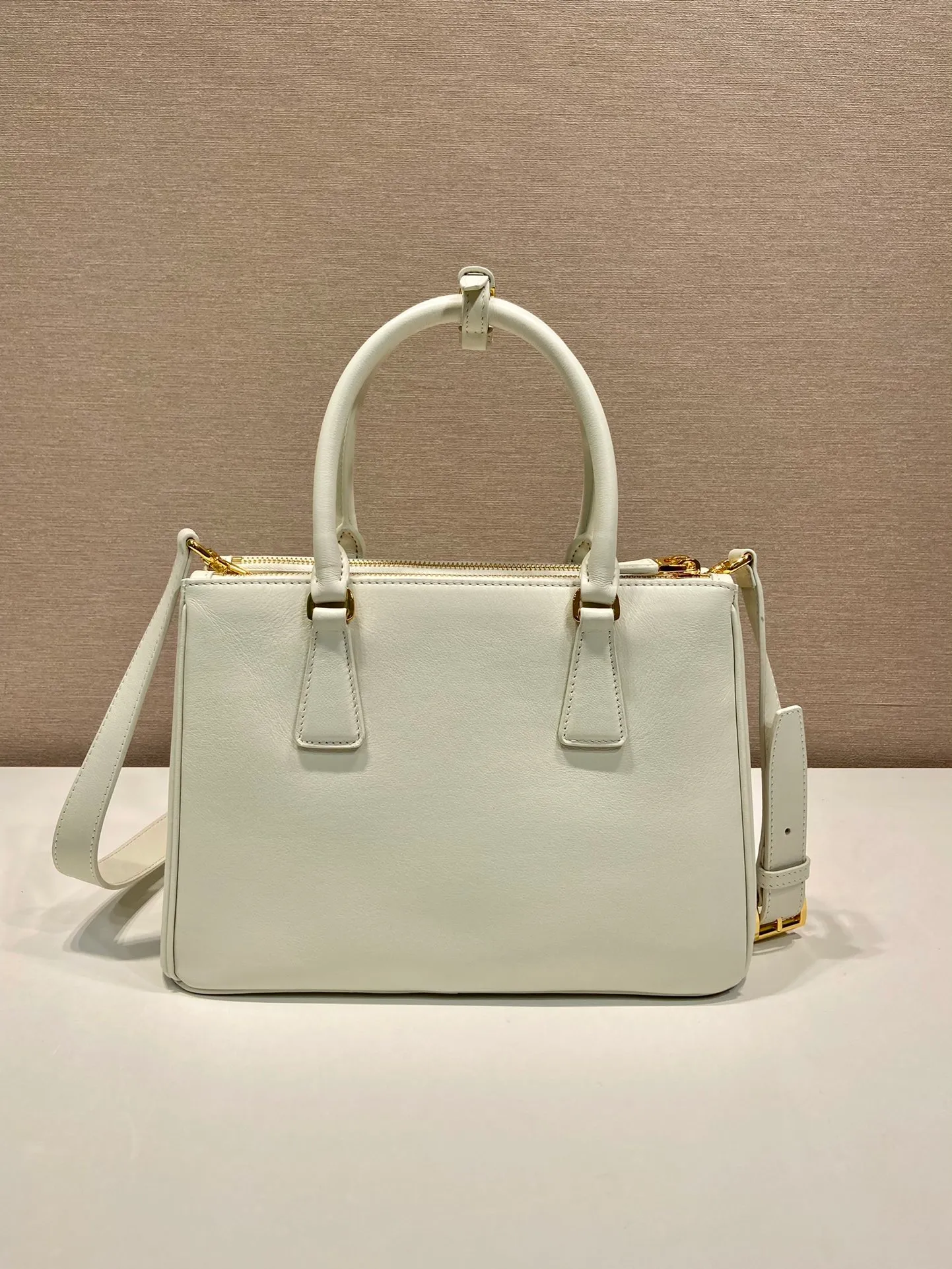 💰1840🎉New killer bag🎉1BA863 medium plain style🎉🎉 This classic popular style is designed with new material calfskin and lambskin interior🎉🎉Featuring classic three compartments and gold metal hardware accessories, Equipped with a detachable calfskin long shoulder strap, it can be carried by hand or shoulder. It is practical and fashionable. Baby, hurry up and get it🎉🎉 Length 28x Height 20x Bottom 12cm🎉🎉🎉💰💰💰
