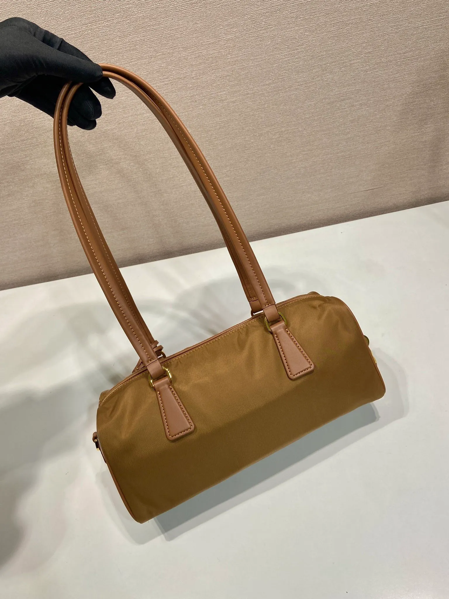 💰1300🎉New lock bag🎉1BB127 nylon fabric🎉🎉 This handbag is made of imported nylon fabric and calfskin, and its exquisite and versatile silhouette highlights its essence. Paired with gold metal hardware, the zipper closure has an elegant padlock, making it even more chic. It has large capacity and can be carried by hand or on the shoulder. Baby, hurry up and get it🎉🎉 Length 29x Height 12.5x Bottom 10cm🎉🎉