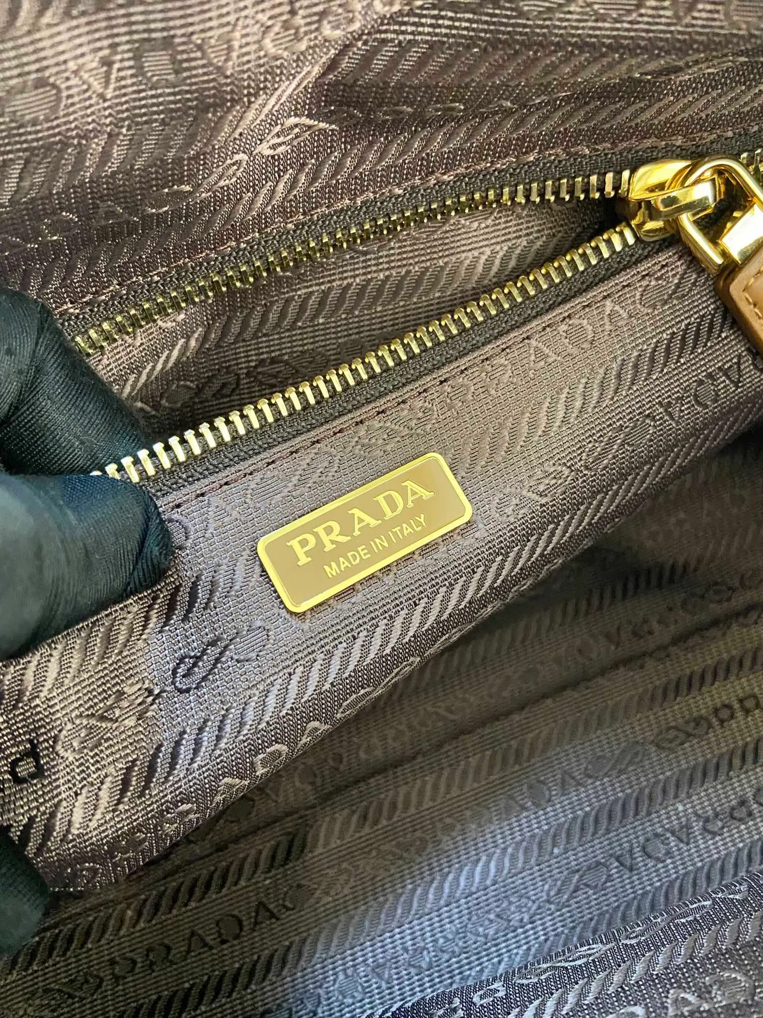 💰1300🎉New lock bag🎉1BB127 nylon fabric🎉🎉 This handbag is made of imported nylon fabric and calfskin, and its exquisite and versatile silhouette highlights its essence. Paired with gold metal hardware, the zipper closure has an elegant padlock, making it even more chic. It has large capacity and can be carried by hand or on the shoulder. Baby, hurry up and get it🎉🎉 Length 29x Height 12.5x Bottom 10cm🎉🎉