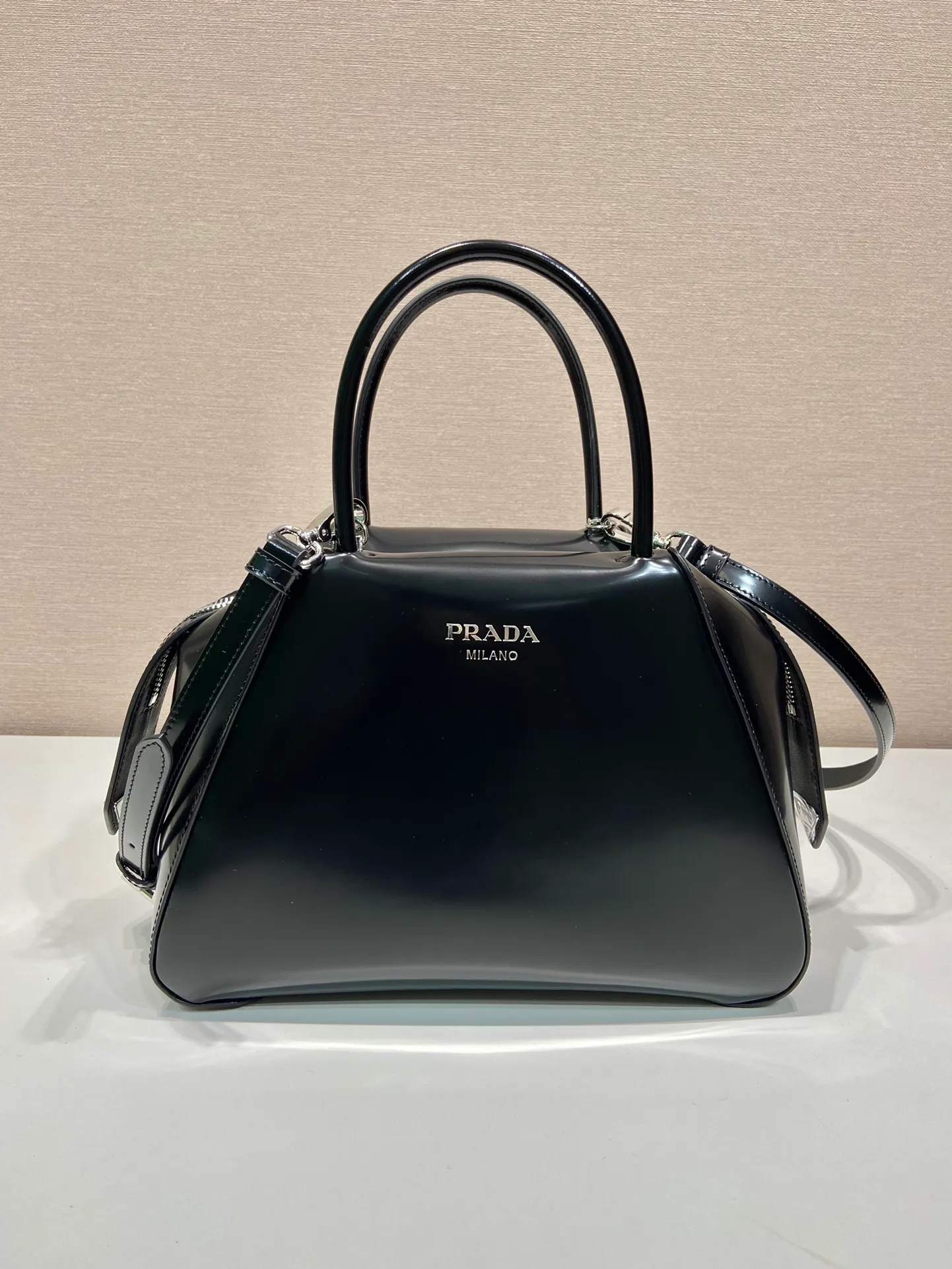 💰1800👏Gradient bowling ball👏1BA366 new gradient color🎉 This handbag with exquisite lines will be unveiled at the 2022 autumn and winter fashion show. Equipped with a detachable and adjustable long shoulder strap that can be carried by hand/cross-body. The elegant silhouette features a hand-painted finish that accentuates geometric lines and three-dimensional effects. Casual and stylish. Large capacity space. Everything you need for daily use can be accommodated! Babies. Hurry up and get it🎉🎉, length 25.5x height 18x ​​base 13.5cm🎉🎉🎉👏👏👏