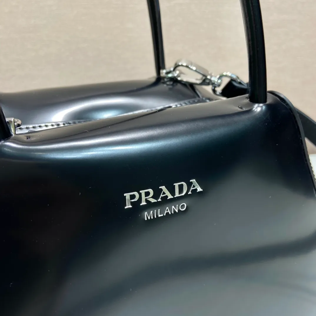 💰1800👏Gradient bowling ball👏1BA366 new gradient color🎉 This handbag with exquisite lines will be unveiled at the 2022 autumn and winter fashion show. Equipped with a detachable and adjustable long shoulder strap that can be carried by hand/cross-body. The elegant silhouette features a hand-painted finish that accentuates geometric lines and three-dimensional effects. Casual and stylish. Large capacity space. Everything you need for daily use can be accommodated! Babies. Hurry up and get it🎉🎉, length 25.5x height 18x ​​base 13.5cm🎉🎉🎉👏👏👏