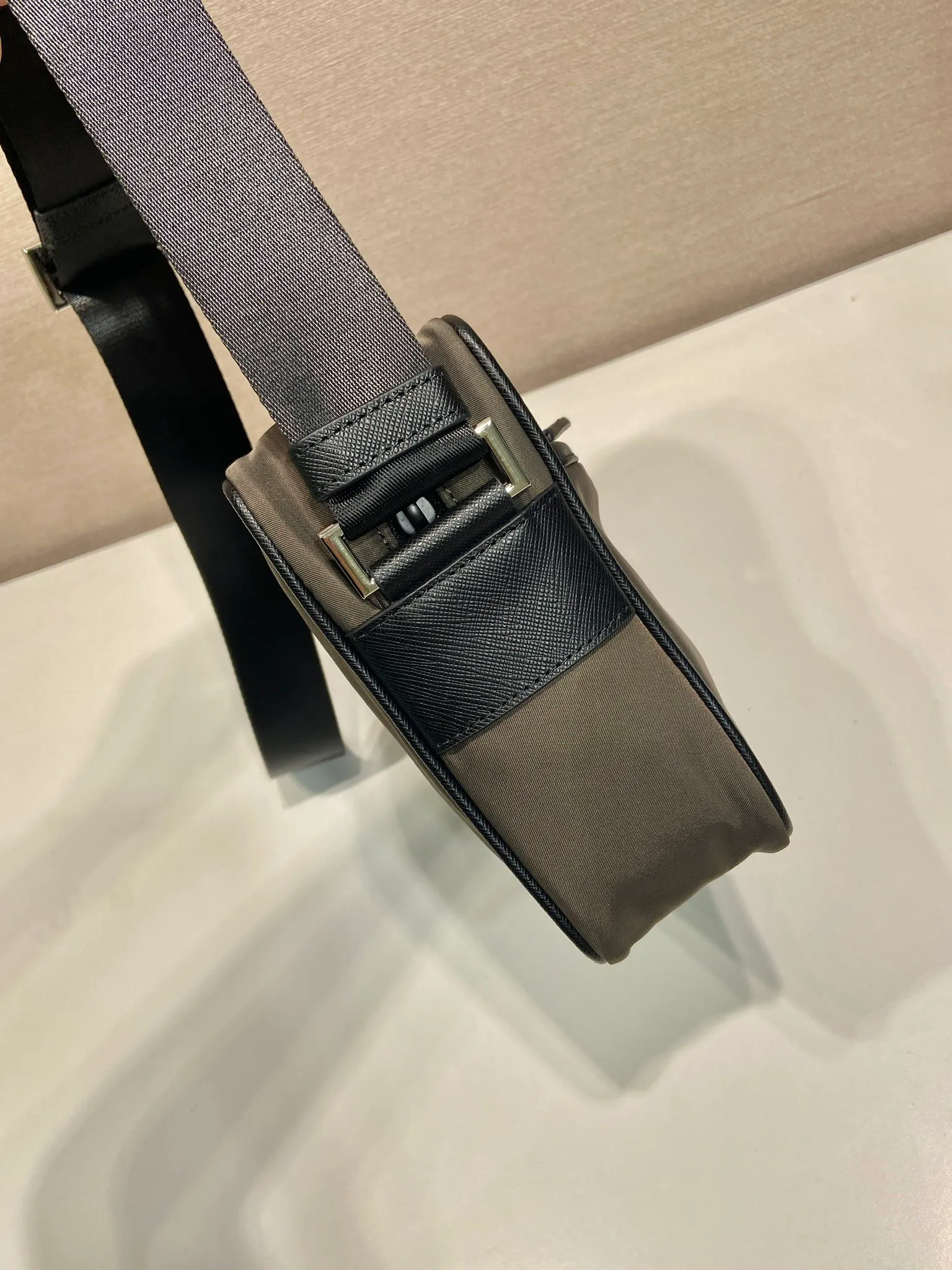 💰900🎉Classic new style🎉2VH048 arrives in new color🎉🎉 Original item 👍👍 Made of imported nylon material, Saffiano leather decoration, polished steel surface metal hardware, adjustable fabric shoulder strap, enamel triangle logo on the outside, logo logo on the inside, Zipper closure at the top, zipper pocket on the front, and a zipper pocket inside, light and practical, and a popular style that will never go out of style👍👍Length 23x Height 16x Bottom 7cm👍👍👍💰💰💰