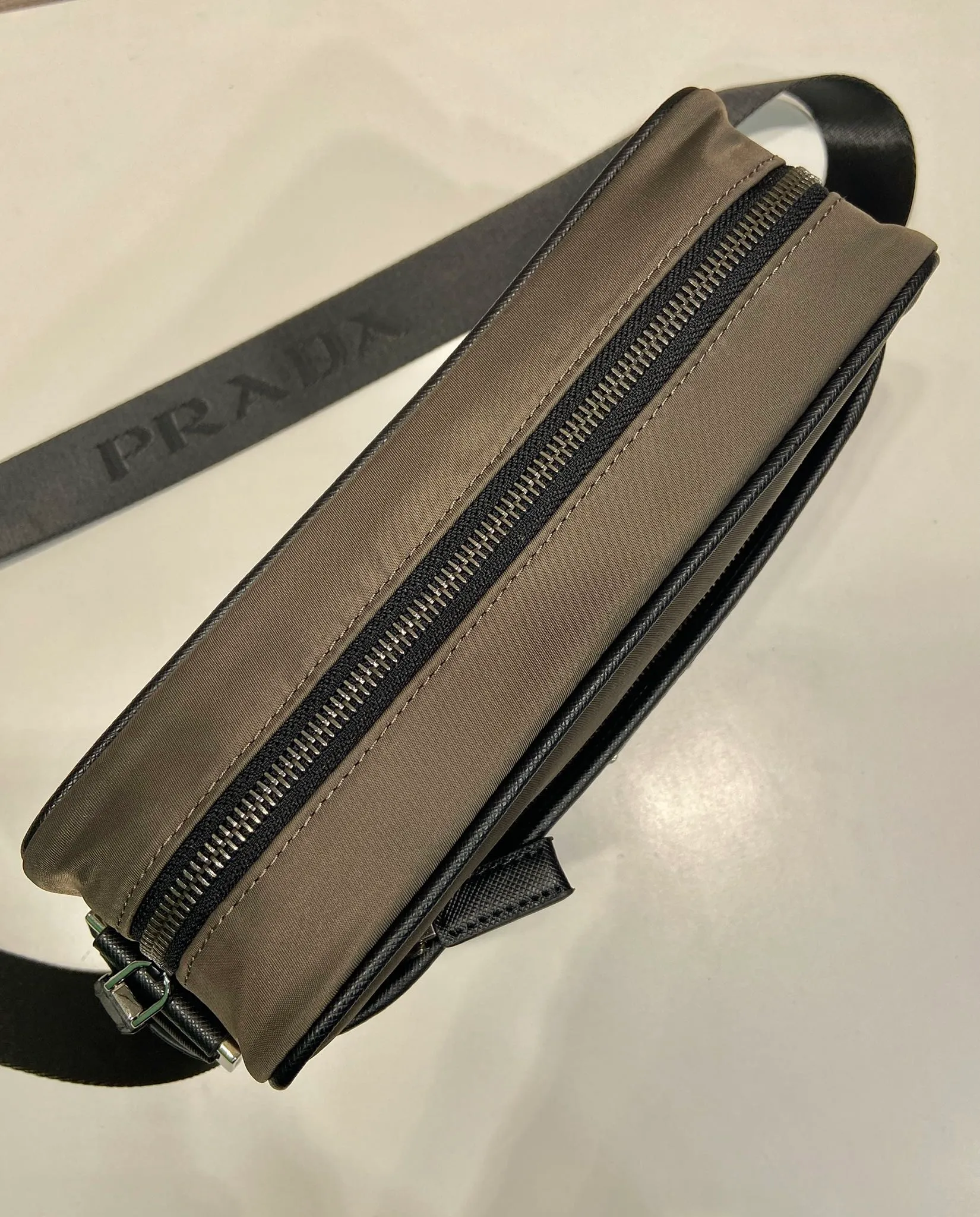 💰900🎉Classic new style🎉2VH048 arrives in new color🎉🎉 Original item 👍👍 Made of imported nylon material, Saffiano leather decoration, polished steel surface metal hardware, adjustable fabric shoulder strap, enamel triangle logo on the outside, logo logo on the inside, Zipper closure at the top, zipper pocket on the front, and a zipper pocket inside, light and practical, and a popular style that will never go out of style👍👍Length 23x Height 16x Bottom 7cm👍👍👍💰💰💰