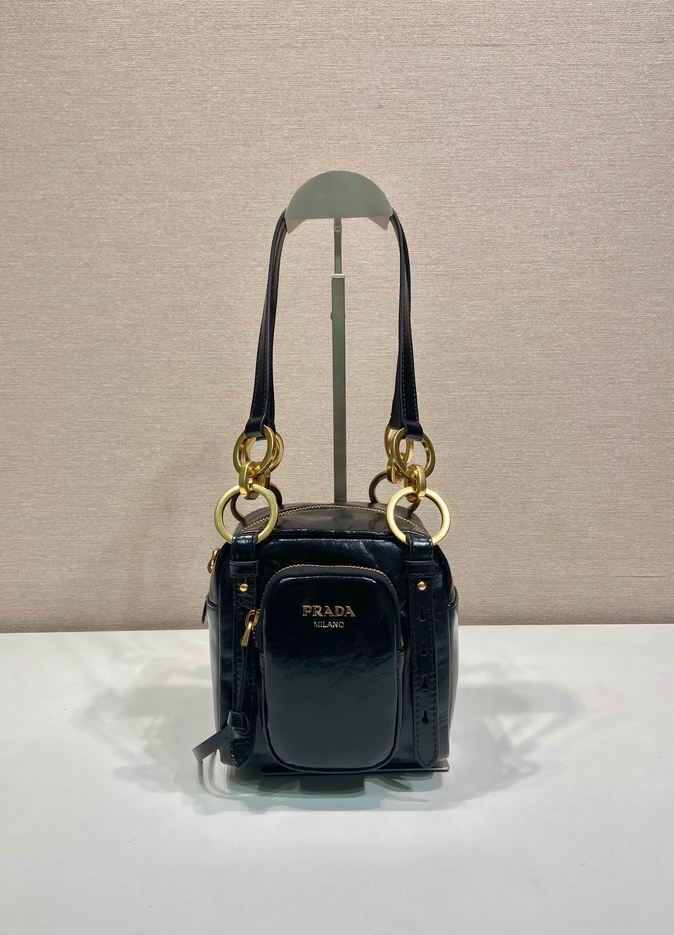 💰1500🎉New oil wax leather🎉1BB137 small size🎉💰 This new square handbag is made of soft oil wax leather with a retro feel. Retro metal hardware and zipper pockets with archive elements highlight the retro charm. It has large capacity and can be carried by hand or shoulder strap. The upper body effect is fashionable and towering. It is also a popular style that will never go out of style. Get it now🎉 Length 14x Height 14x Bottom 13.5cm🎉🎉🎉💰💰💰
