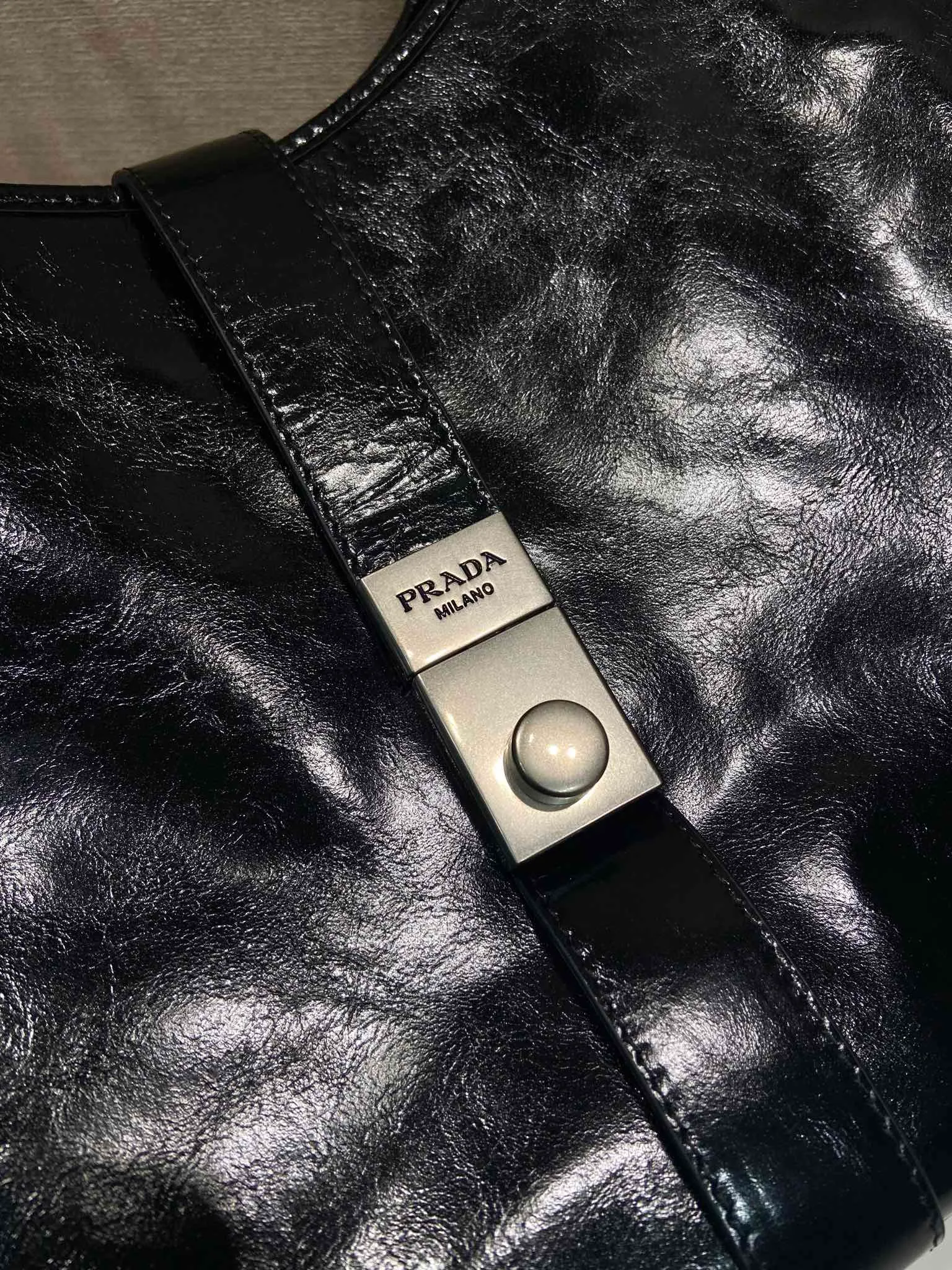 💰1900🎉New product🎉1BG570 spring and summer new model🎉🎉 This catwalk style is made of imported oil wax leather, top-grade hardware, the front panel is equipped with a buckle lock opening and closing, the capacity is large, it can be carried by hand or on the shoulder, the upper body effect is very stylish, if you like babies, hurry up and get it🎉🎉 Length 39x Height 24.5x Bottom 14cm🎉🎉🎉💰💰💰