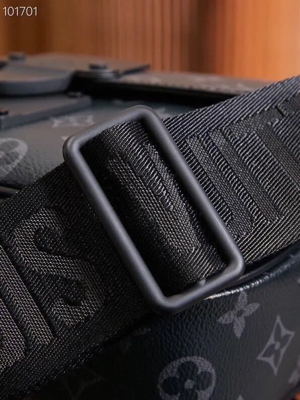 P¥940👉nfc dynamic chip version👈【Top inspection-free all-steel hardware】𝐒 𝐋𝐎𝐂𝐊 Messenger bag m45806 black flower French original leather🇫🇷Pure steel hardware Size: 22*18*8cm A hard-to-find messenger bag, tailor-made for men. The upper body effect is both explosive and very comfortable. It matches with different styles of daily wardrobe. It is super beautiful and grand. It seems low-key and not eye-catching, but the visual effect on the back will make your eyes shine! The capacity is also adequate, making it your first choice for daily travel, a strong hit!