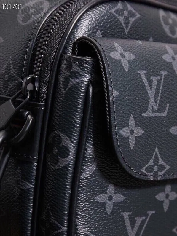 P¥940👉nfc dynamic chip version👈【Top inspection-free all-steel hardware】𝐒 𝐋𝐎𝐂𝐊 Messenger bag m45806 black flower French original leather🇫🇷Pure steel hardware Size: 22*18*8cm A hard-to-find messenger bag, tailor-made for men. The upper body effect is both explosive and very comfortable. It matches with different styles of daily wardrobe. It is super beautiful and grand. It seems low-key and not eye-catching, but the visual effect on the back will make your eyes shine! The capacity is also adequate, making it your first choice for daily travel, a strong hit!