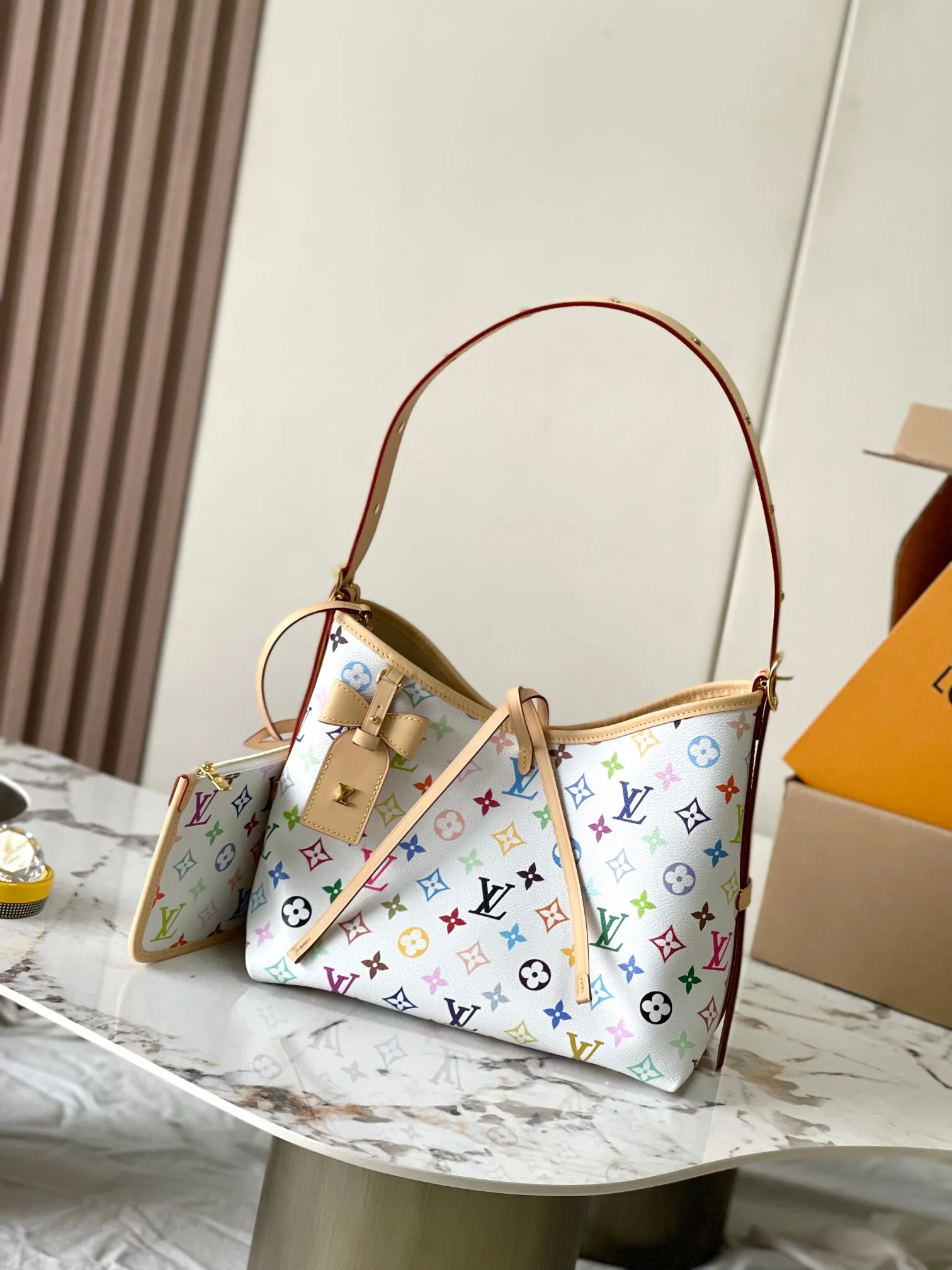 P¥1460👉nfc163C01 dynamic chip👈[MB special inspection-free all-steel hardware] This small CarryAll handbag comes from the Louis Vuitton Calf leather trim creates a figure-hugging fit, and a designer plaque details the elegant bow. Monogram coated canvas - Calfskin leather trim - Textile lining - Metal hardware - Drawstring and magnetic closure - Internal patch pocket - Internal zip pocket - Removable name tag - Holds a smartphone, keys, headphones and Zippy wallet - Shoulder strap: removable and adjustable! ! Model: M13661; Size: 29x24x12CM