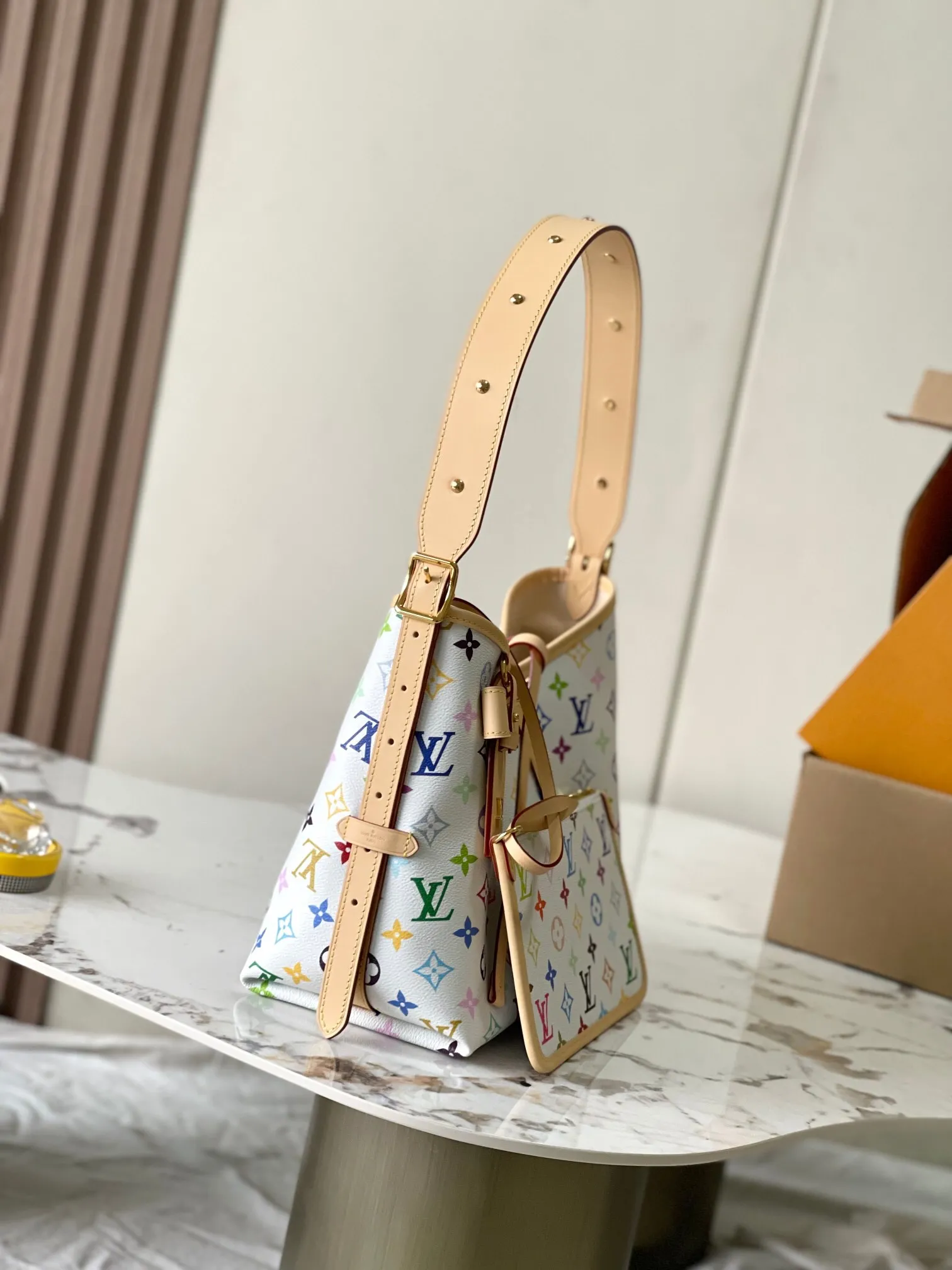P¥1460👉nfc163C01 dynamic chip👈[MB special inspection-free all-steel hardware] This small CarryAll handbag comes from the Louis Vuitton Calf leather trim creates a figure-hugging fit, and a designer plaque details the elegant bow. Monogram coated canvas - Calfskin leather trim - Textile lining - Metal hardware - Drawstring and magnetic closure - Internal patch pocket - Internal zip pocket - Removable name tag - Holds a smartphone, keys, headphones and Zippy wallet - Shoulder strap: removable and adjustable! ! Model: M13661; Size: 29x24x12CM