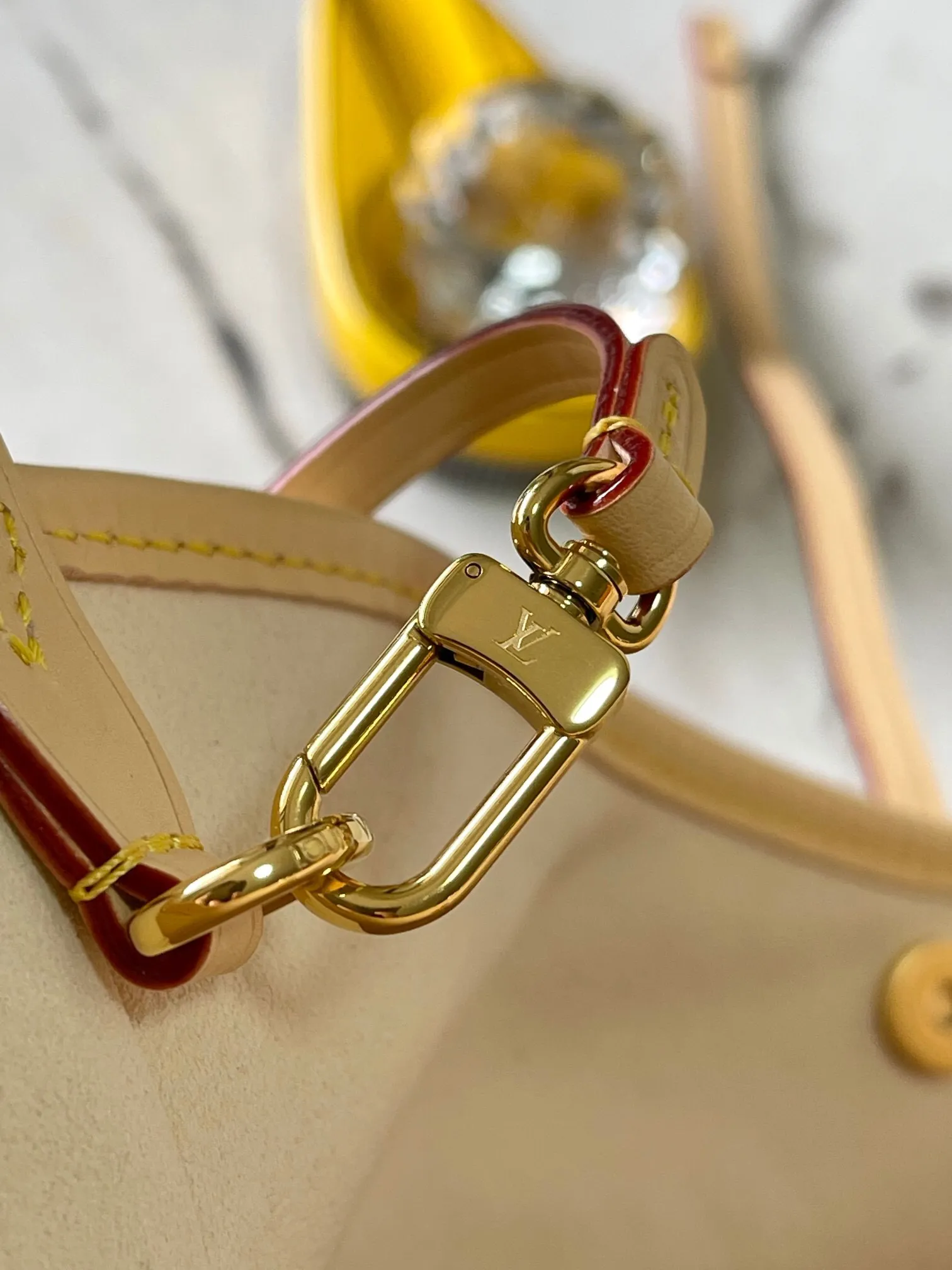 P¥1460👉nfc163C01 dynamic chip👈[MB special inspection-free all-steel hardware] This small CarryAll handbag comes from the Louis Vuitton Calf leather trim creates a figure-hugging fit, and a designer plaque details the elegant bow. Monogram coated canvas - Calfskin leather trim - Textile lining - Metal hardware - Drawstring and magnetic closure - Internal patch pocket - Internal zip pocket - Removable name tag - Holds a smartphone, keys, headphones and Zippy wallet - Shoulder strap: removable and adjustable! ! Model: M13661; Size: 29x24x12CM