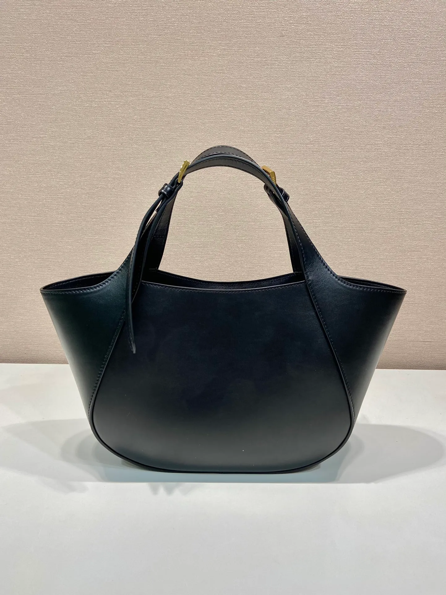 💰1720🎉New style🎉1BG483 Tote Bag🎉🎉 This leather tote bag is made of imported calf and imported sheepskin inside. It is full of exquisite charm and practicality. It features an adjustable leather handle with a classic metal buckle for a stylish and modern detail. The style is versatile and the upper body effect is very beautiful🎉🎉Babies, hurry up and get it🎉🎉 Length 28x Height 20.5x Bottom 7.5cm