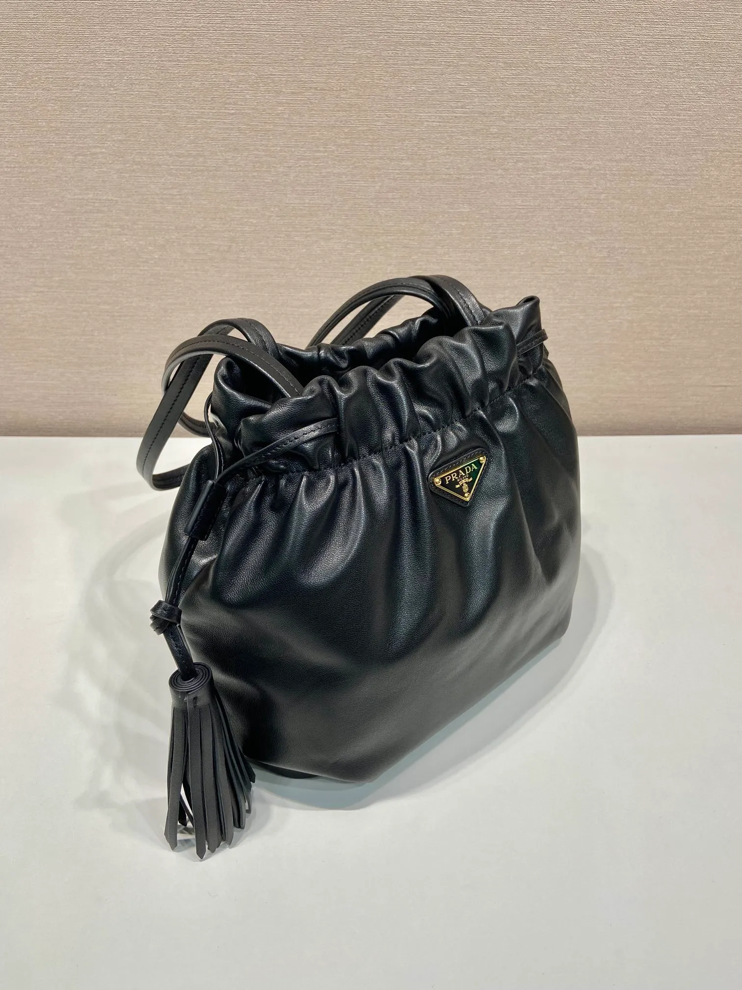 💰1640🎉New lucky bag bag🎉1BG541 lambskin🎉🎉 This lucky bag bag is made of imported lambskin. The bag mouth is drawstring and combed on both sides. The whole bag looks very fashionable, light and casual. The bag mouth is opened and closed with a magnetic buckle. It is equipped with zippers and pockets inside. The upper body effect is very beautiful. Ladies, hurry up and get it. It is another timeless hot style🎉🎉 Length 24x Height 25x Bottom 11cm🎉🎉🎉👏👏👏