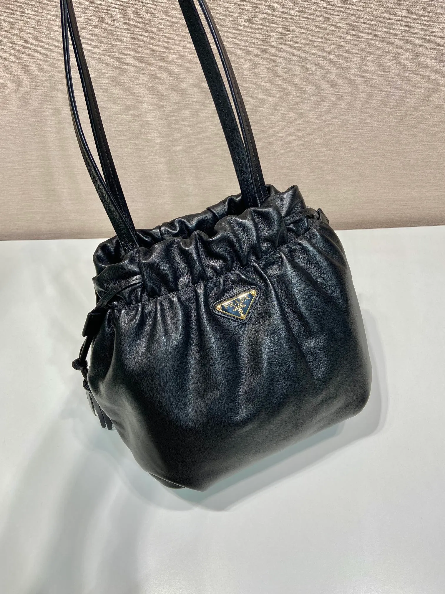 💰1640🎉New lucky bag bag🎉1BG541 lambskin🎉🎉 This lucky bag bag is made of imported lambskin. The bag mouth is drawstring and combed on both sides. The whole bag looks very fashionable, light and casual. The bag mouth is opened and closed with a magnetic buckle. It is equipped with zippers and pockets inside. The upper body effect is very beautiful. Ladies, hurry up and get it. It is another timeless hot style🎉🎉 Length 24x Height 25x Bottom 11cm🎉🎉🎉👏👏👏
