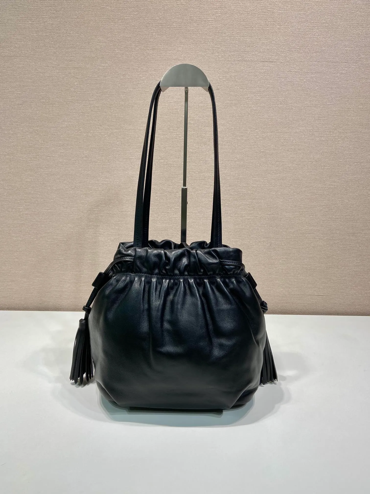 💰1640🎉New lucky bag bag🎉1BG541 lambskin🎉🎉 This lucky bag bag is made of imported lambskin. The bag mouth is drawstring and combed on both sides. The whole bag looks very fashionable, light and casual. The bag mouth is opened and closed with a magnetic buckle. It is equipped with zippers and pockets inside. The upper body effect is very beautiful. Ladies, hurry up and get it. It is another timeless hot style🎉🎉 Length 24x Height 25x Bottom 11cm🎉🎉🎉👏👏👏