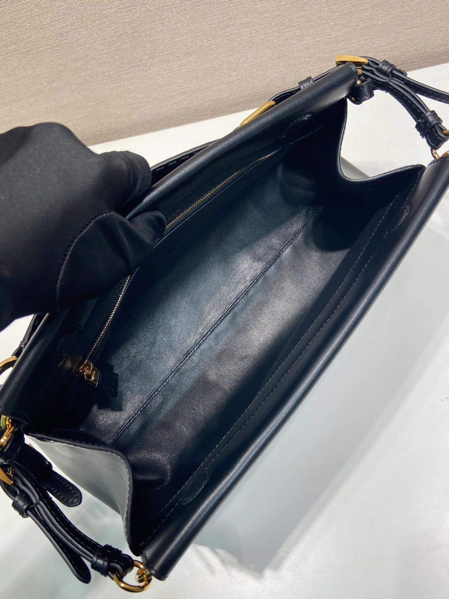 💰1640🎉New🎉1BC262🎉🎉 The Enchaîné bag features a retro-charming silhouette reinterpreted with a practical and modern structure. Classically feminine shapes are enriched by soft silhouettes and emphasized by the distressed treatment of leather, which is obtained through innovative craftsmanship techniques. The handle adds a diverse element to the design, highlighting practicality and elegance. Detachable leather handle - metal accessories - engraved logo on the front - with zipper pocket, another timeless and popular item🎉🎉 Length 32.5x Height 15.5x Bottom 11cm🎉🎉