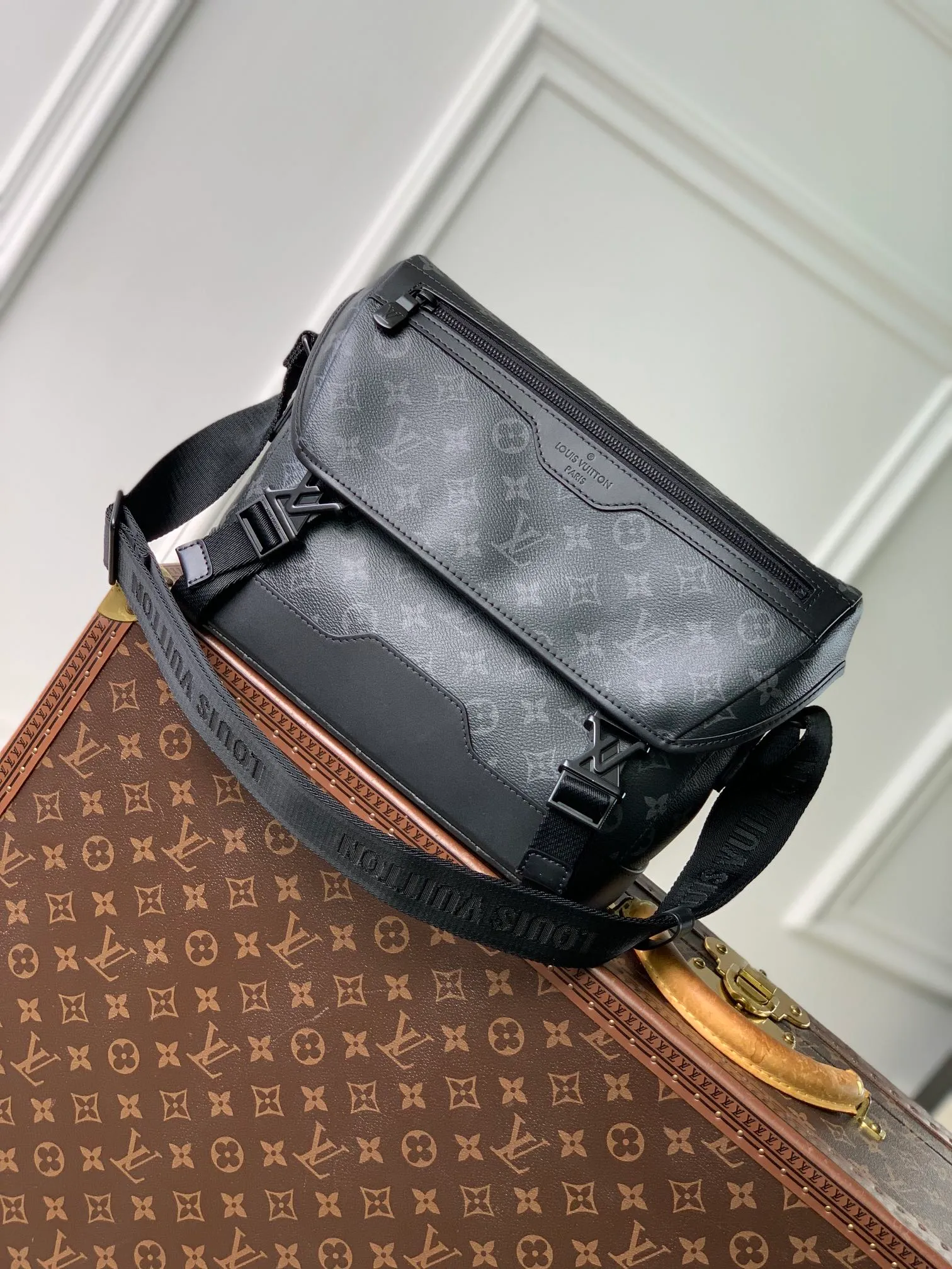 P¥820👉nfc163C01 dynamic chip version👈 [Top inspection-free all-steel hardware] M12517 black flower Voyager small messenger bag is made of Monogram Eclipse canvas to create a comfortable and portable configuration, which can easily accommodate tablets, chargers and other daily needs. The quick-release buckle features the LV monogram, and the adjustable shoulder strap allows for shoulder or cross-body wear. 22.5 x 11 x 33 cm (height x width x length)